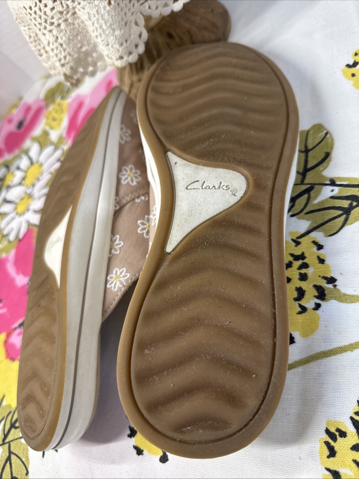 Clarks Cloudsteppers Taupe, embroidered Daisies, terry lined Breezeshore sz 7.5