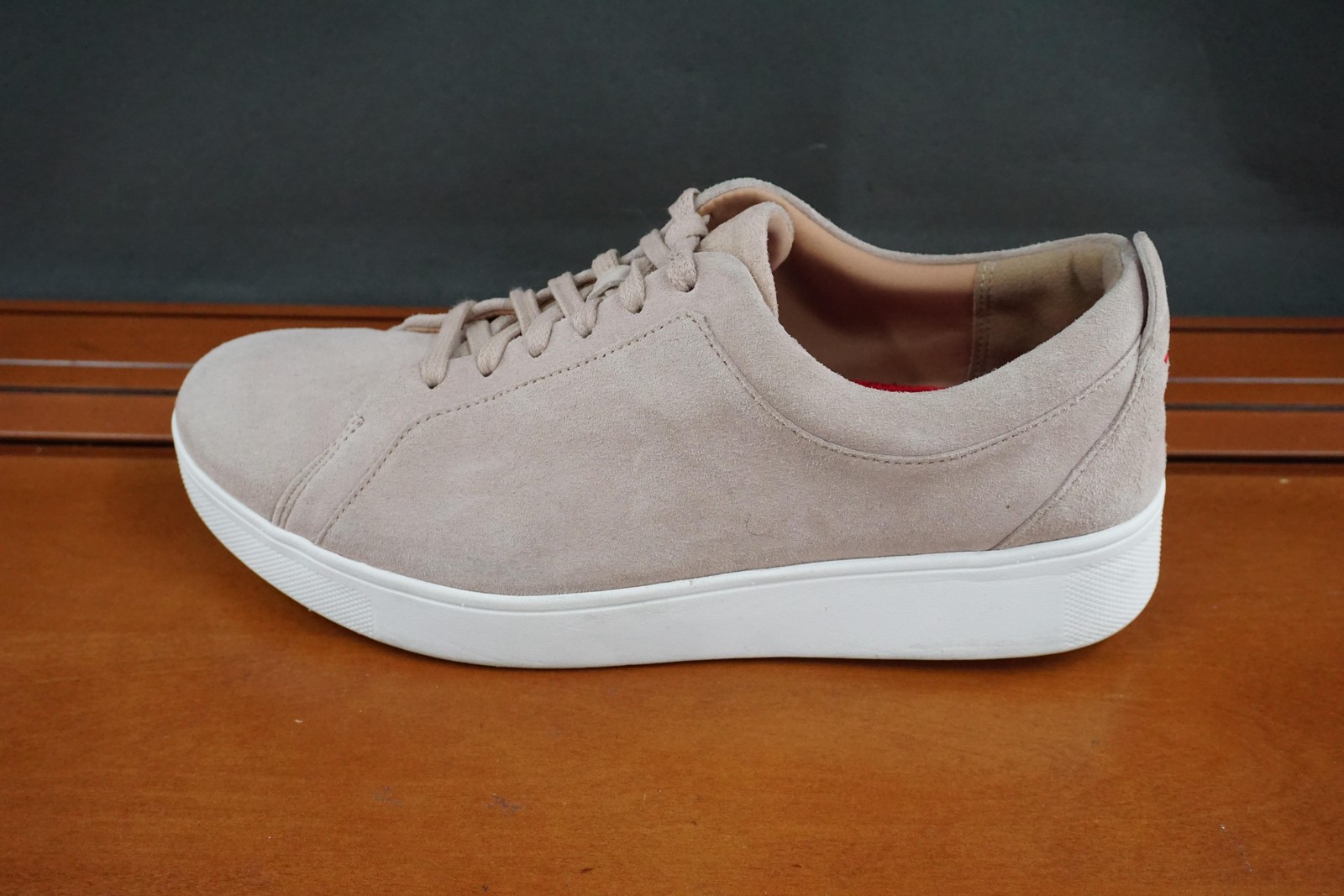 FitFlop Rally Shoe Womens Size 7.5 Beige Suede Low Top Lace Up Comfort Sneakers