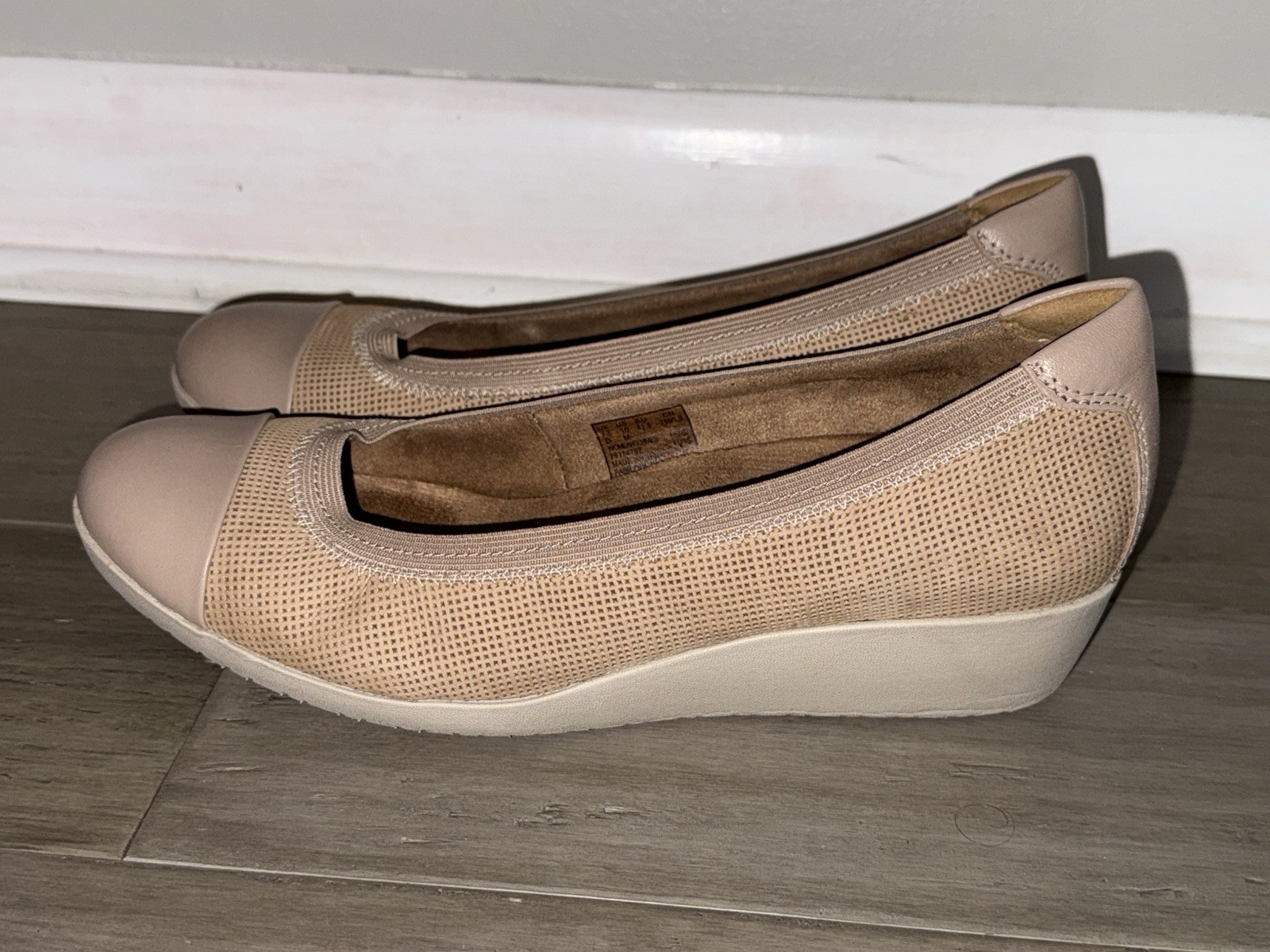 Clarks Artisan Women’s Size US 10 Medium Tan Beige Wedge Slip on Casual Shoe EUC