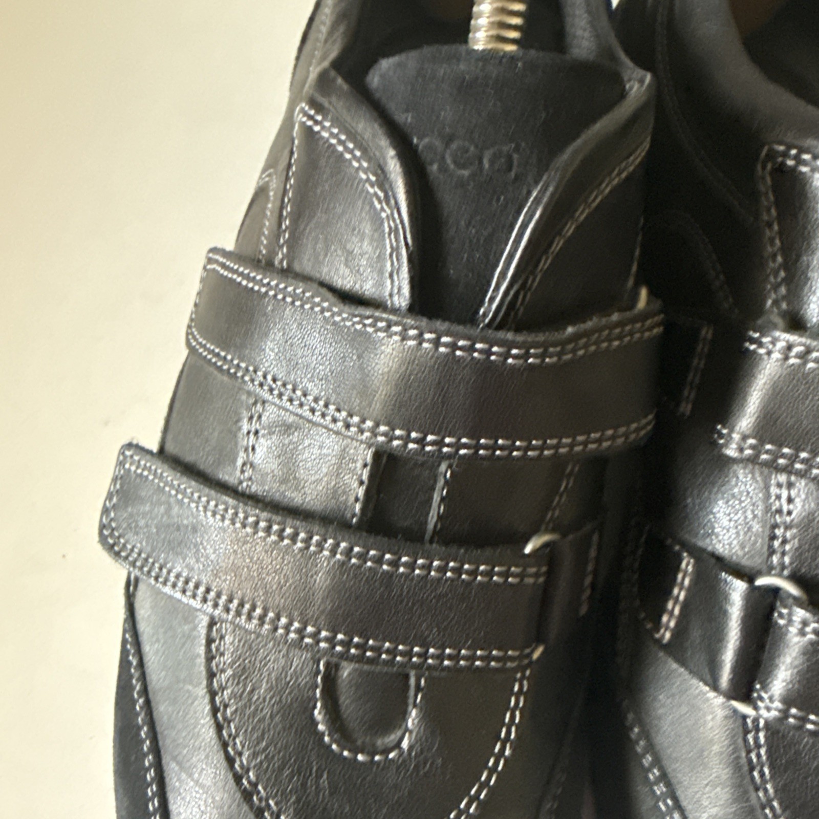 ECCO mens Comfort Black Leather Hook & Loop Straps Sneaker Size 9 US