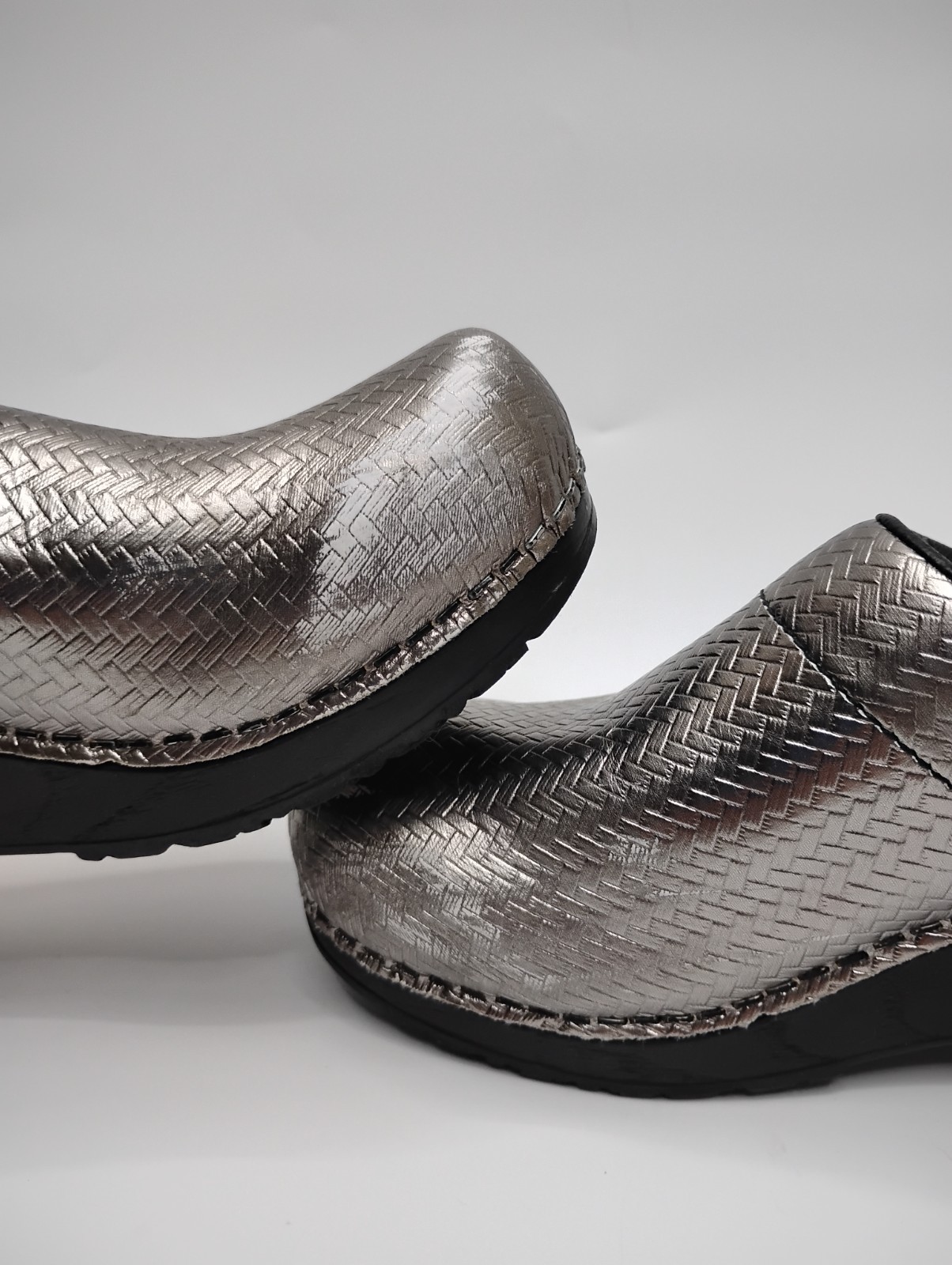 Sanita Women’s 37 US 6.5/7 Metallic Silver basket wasve Leather Clogs Nursing