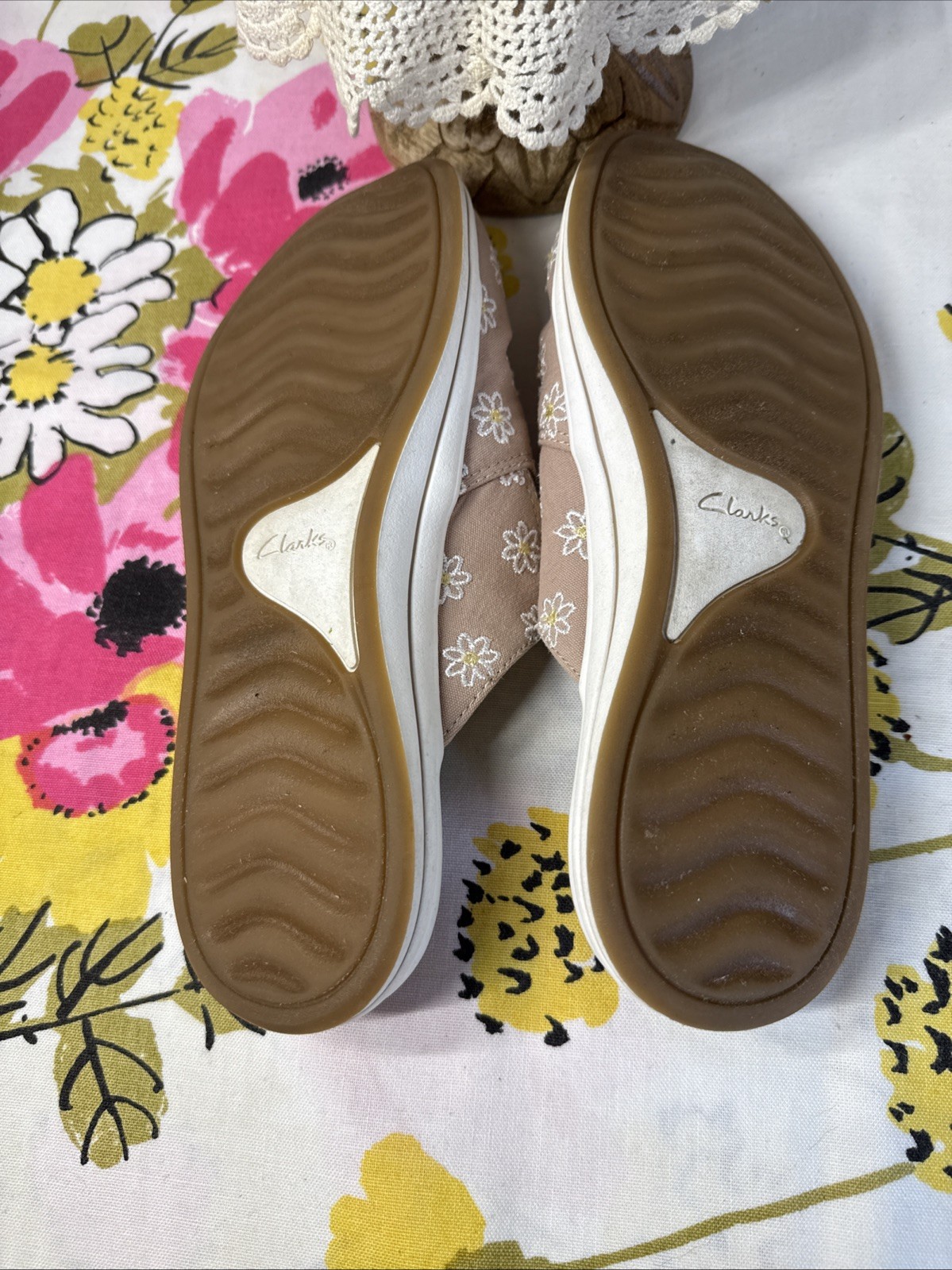 Clarks Cloudsteppers Taupe, embroidered Daisies, terry lined Breezeshore sz 7.5