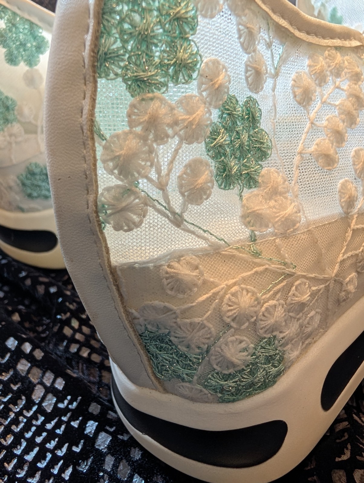 Women’s Slip-On Sz 9.5 White/Mint Floral Embroidered Mesh Lightweight GORGEOUS!