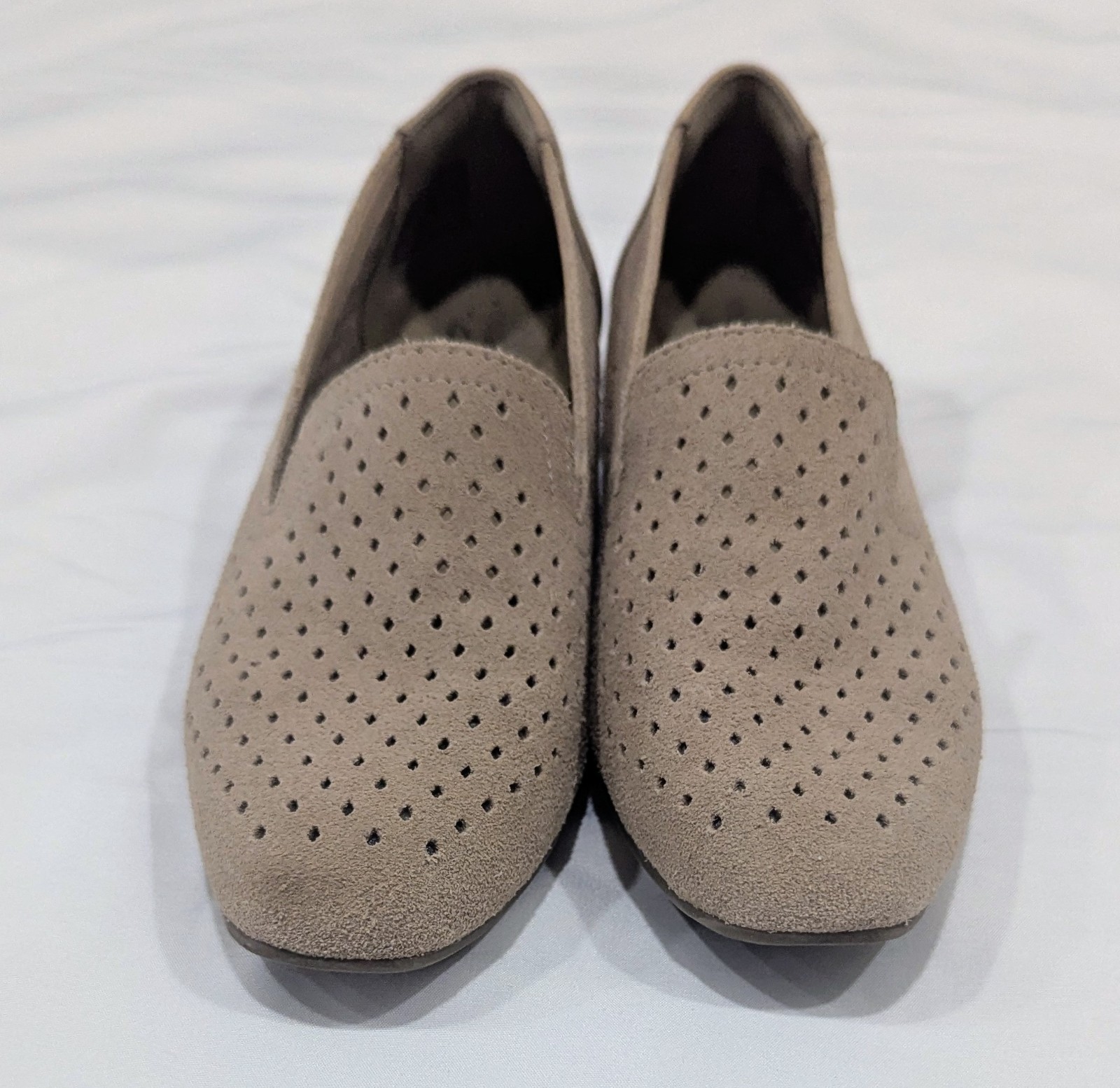 Clarks Juliet Hayes Size 6.5 Tan Suede Perforated Pattern Loafer Flats Women’s