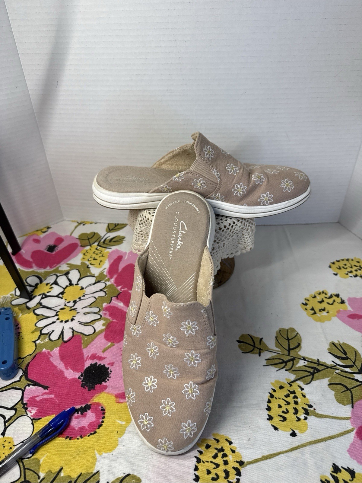 Clarks Cloudsteppers Taupe, embroidered Daisies, terry lined Breezeshore sz 7.5