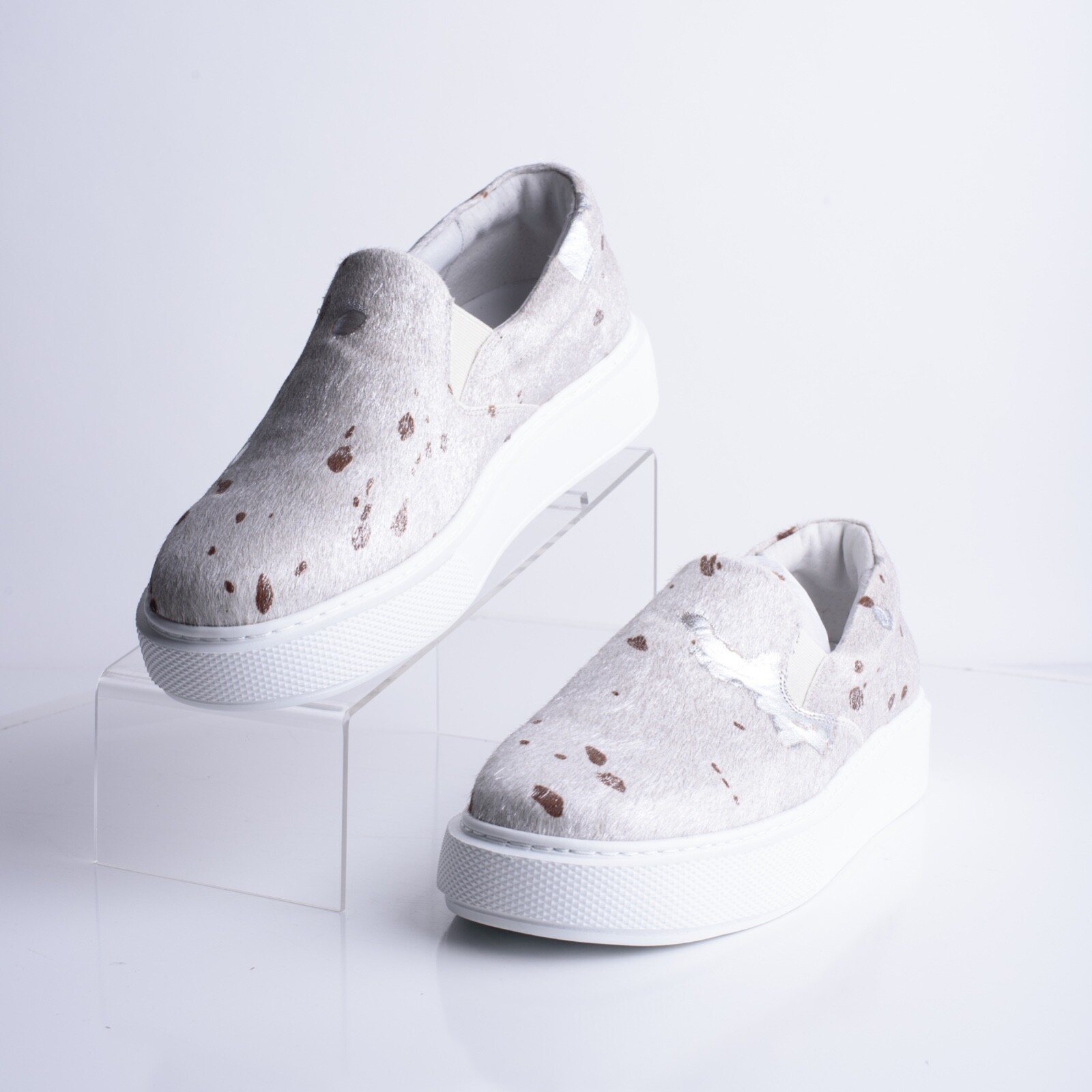 J/Slides Womens Sneakers Silver White Metallic Delia Pony Hair Shoes US 9.5 New
