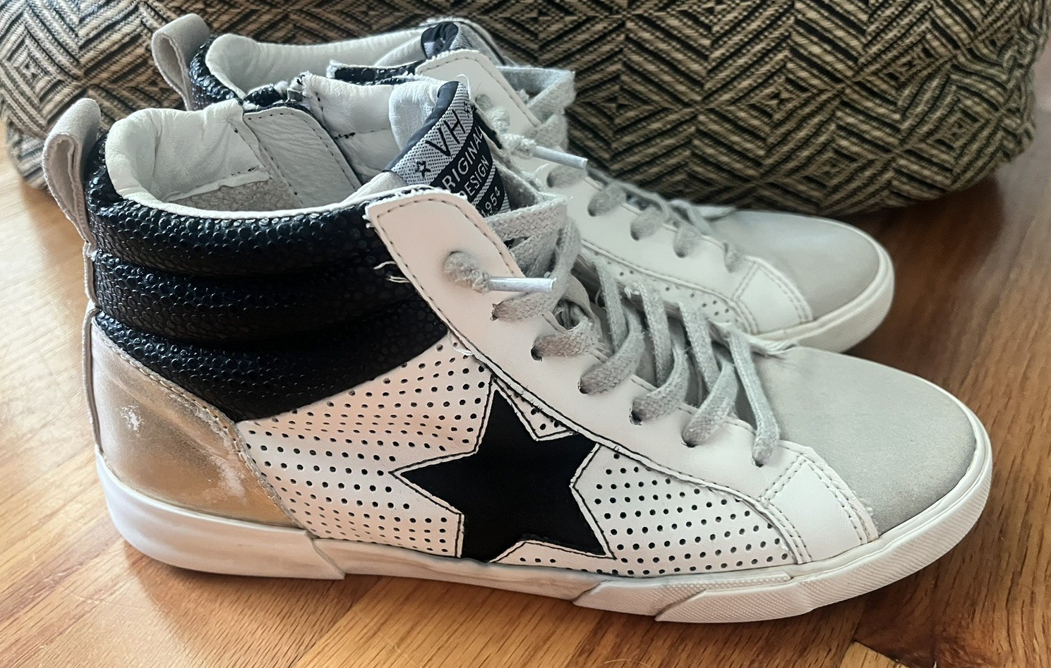 VINTAGE HAVANA Lester Women’s Fashion Sneakers White Silver Gold Size 8