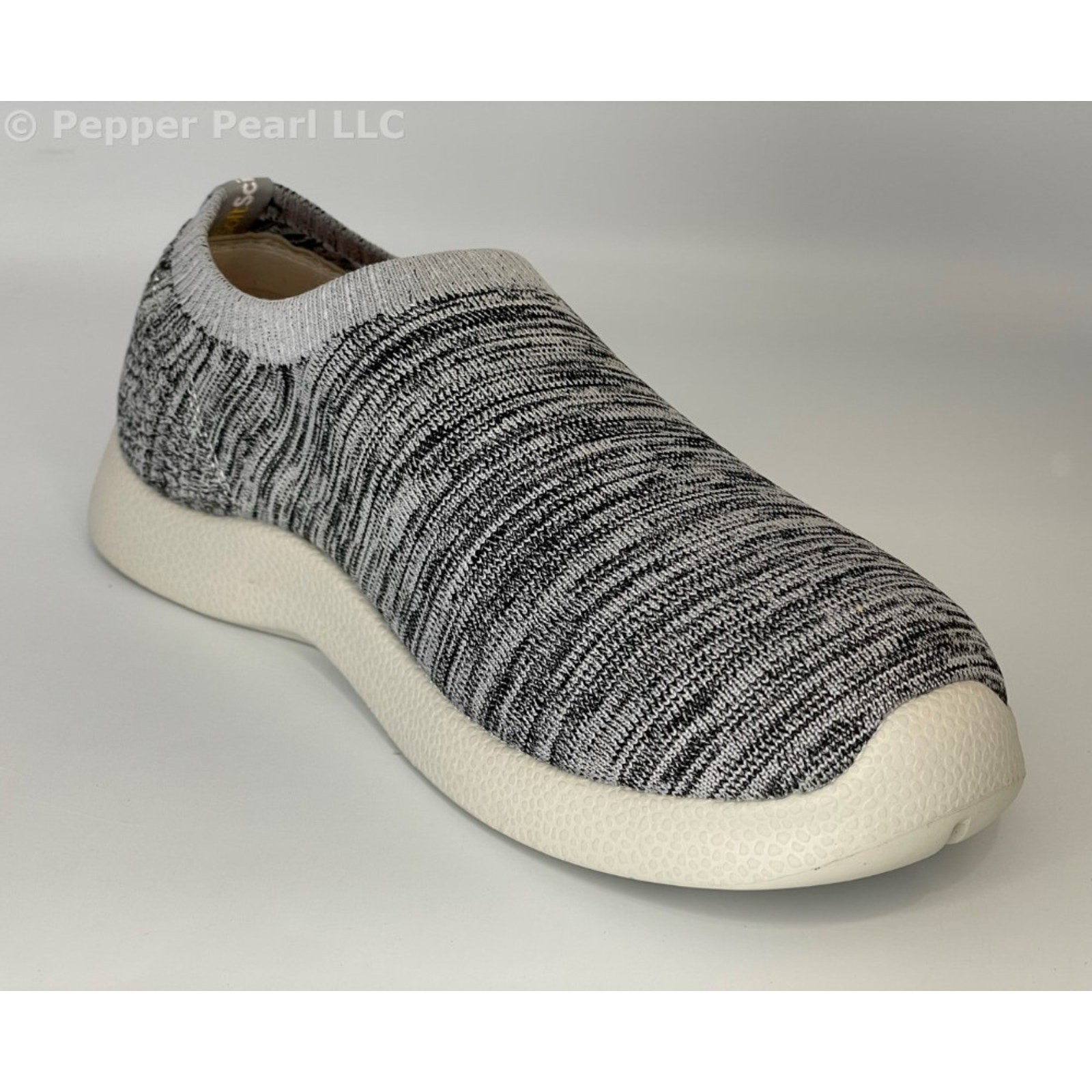 Women’s Comfort Shoe Slip-On Water and Slip Resistant Size 9 Light Grey