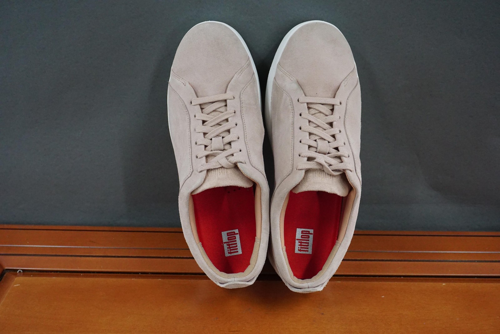 FitFlop Rally Shoe Womens Size 7.5 Beige Suede Low Top Lace Up Comfort Sneakers