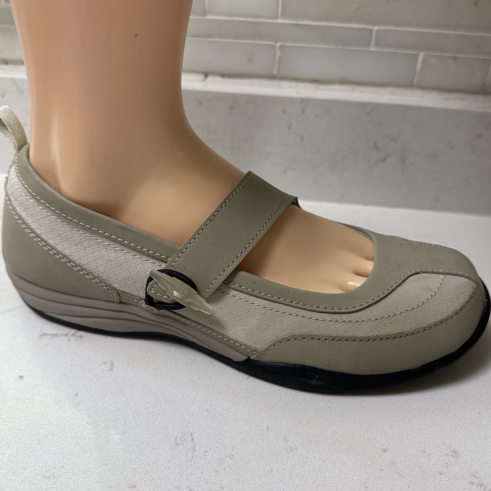 NWOB Lands End Mary Jane Trekker Comfort Flat Shoe Cream/Tan Sz 7B Toggle Button