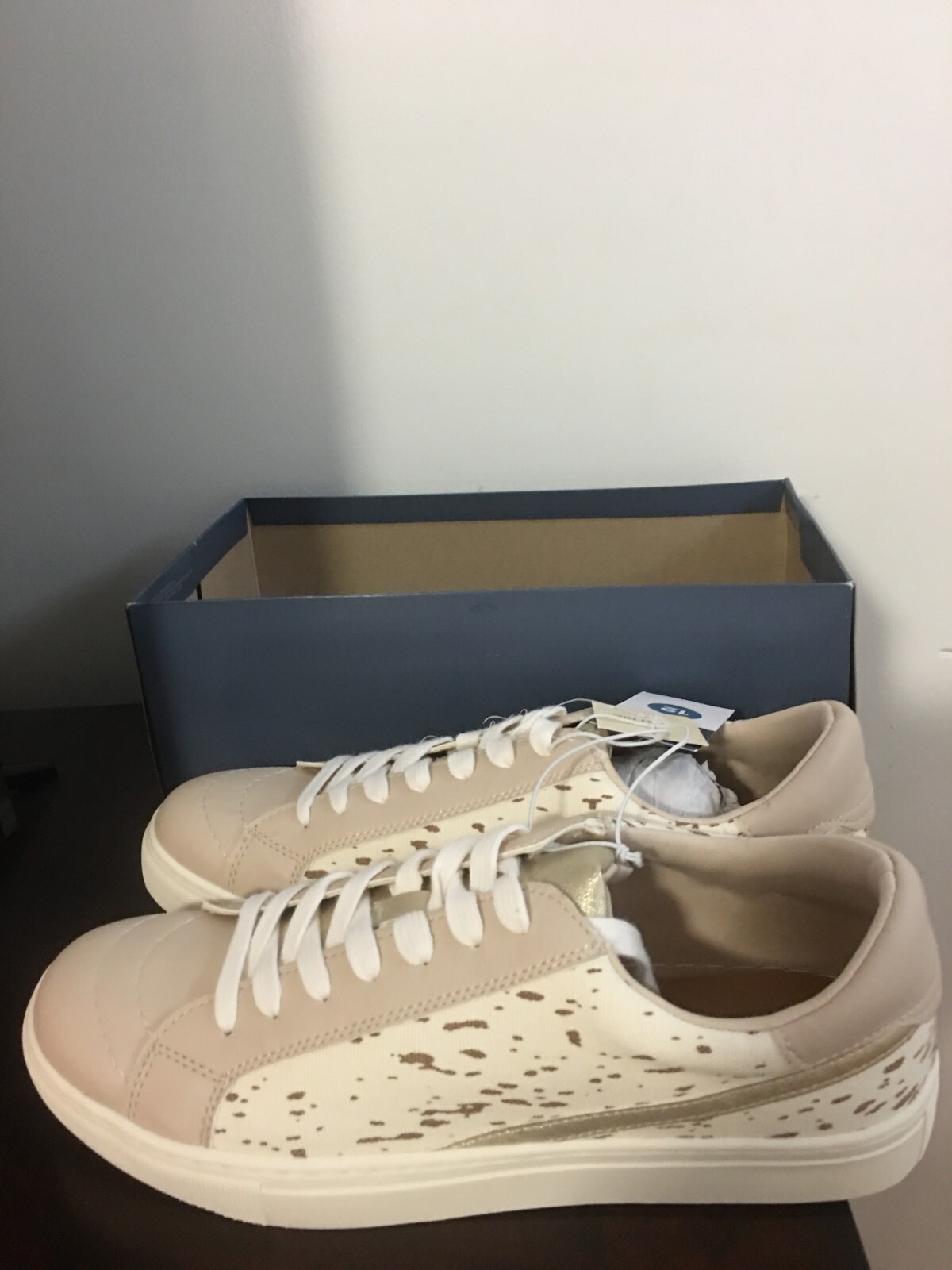 BRAND NEW WOMEN’S SIZE 12 UNIVERSAL THREAD GOLD BRITTIN SNEAKERS (NEW IN BOX)