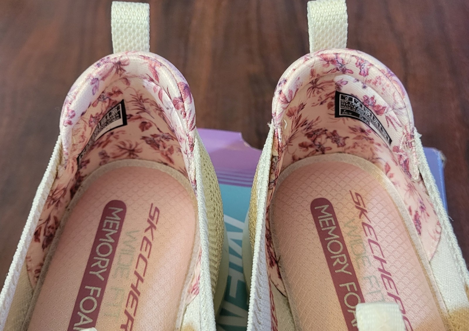 Skechers Women’s 9W Slip-on Faux Tie Flourishing Views-Natural