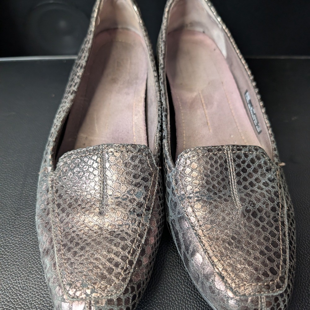 Clarks Women’s Size 9 M Leather Loafers Low Heel Comfort Shoes Snake Embossed