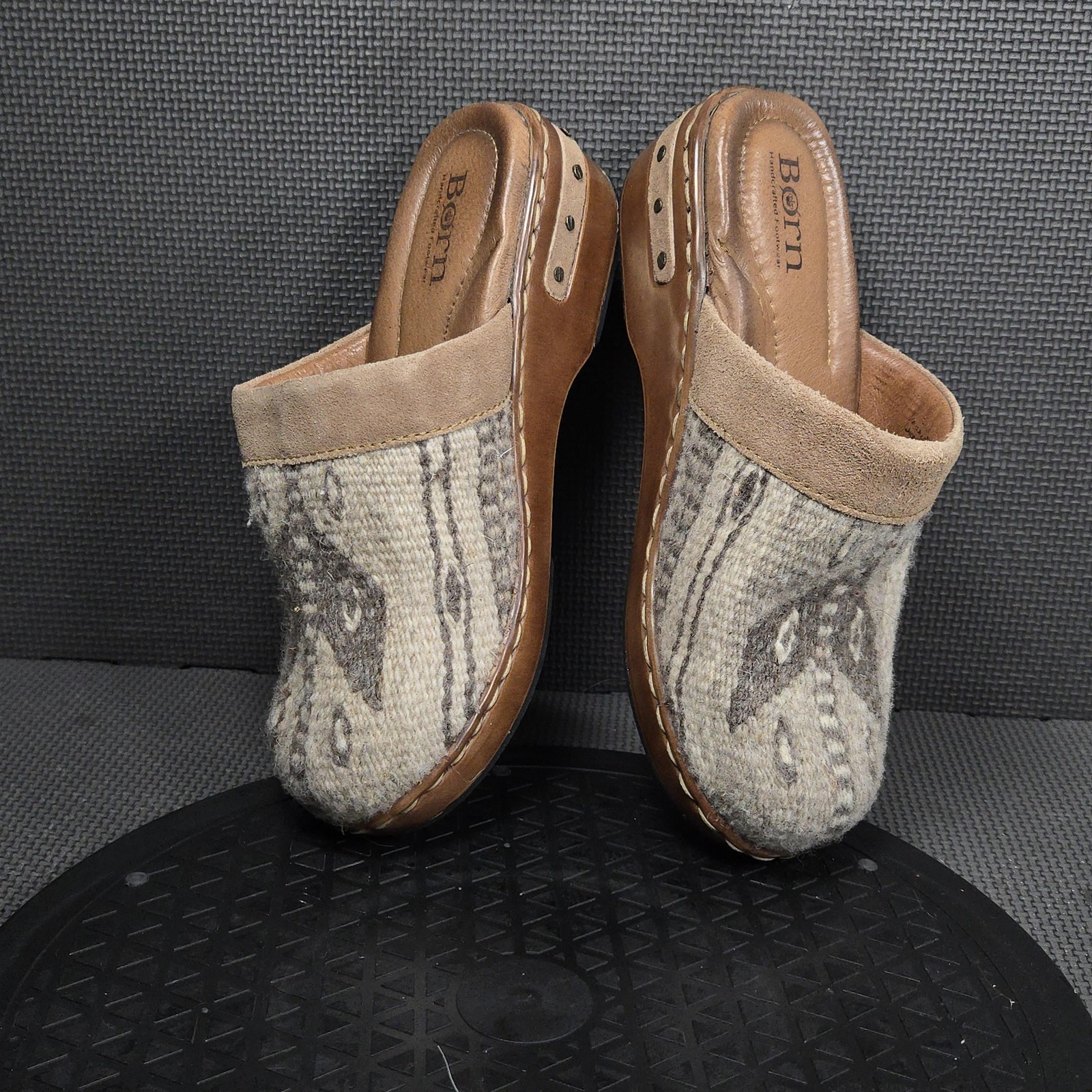 Born BR001017 Clog Shoes Womens Size 7 Beige Leather Slip On Comfort Casual