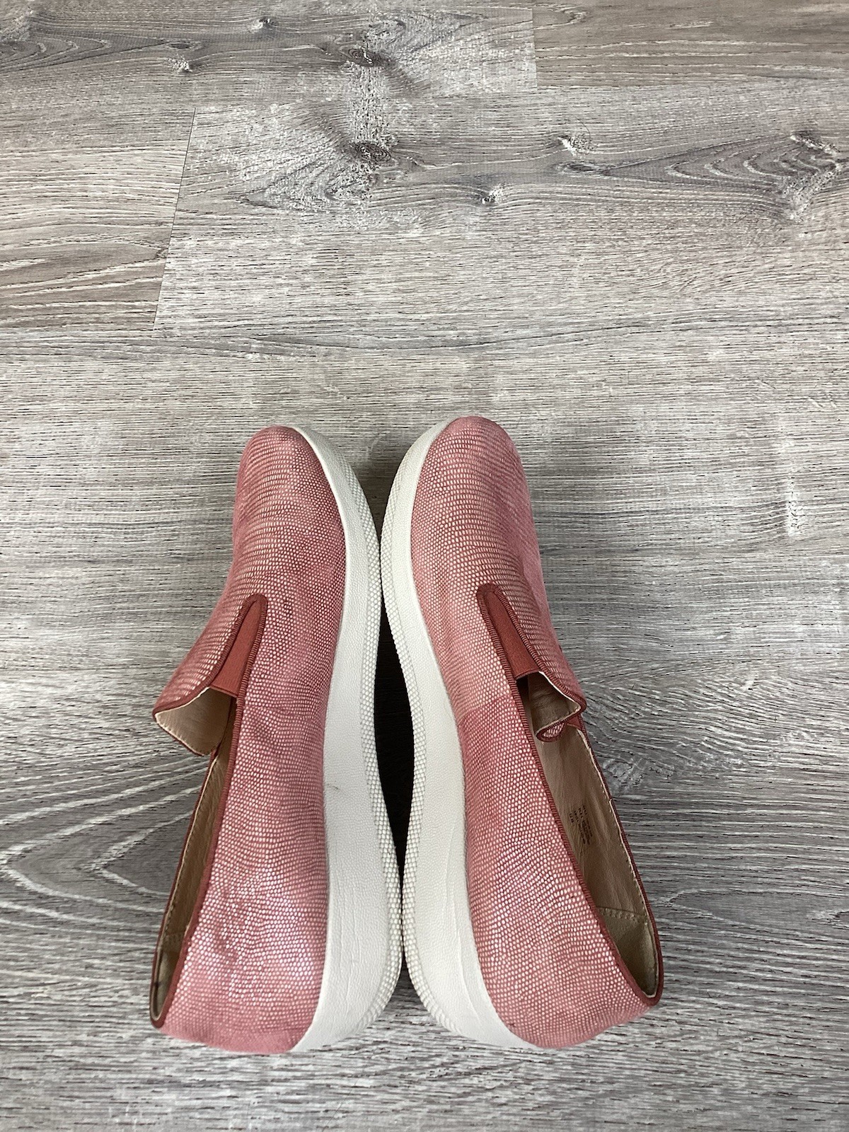 Fitflop superskate Pink Salmon lizard slip on sneakers Womens size 8.5 Shoes