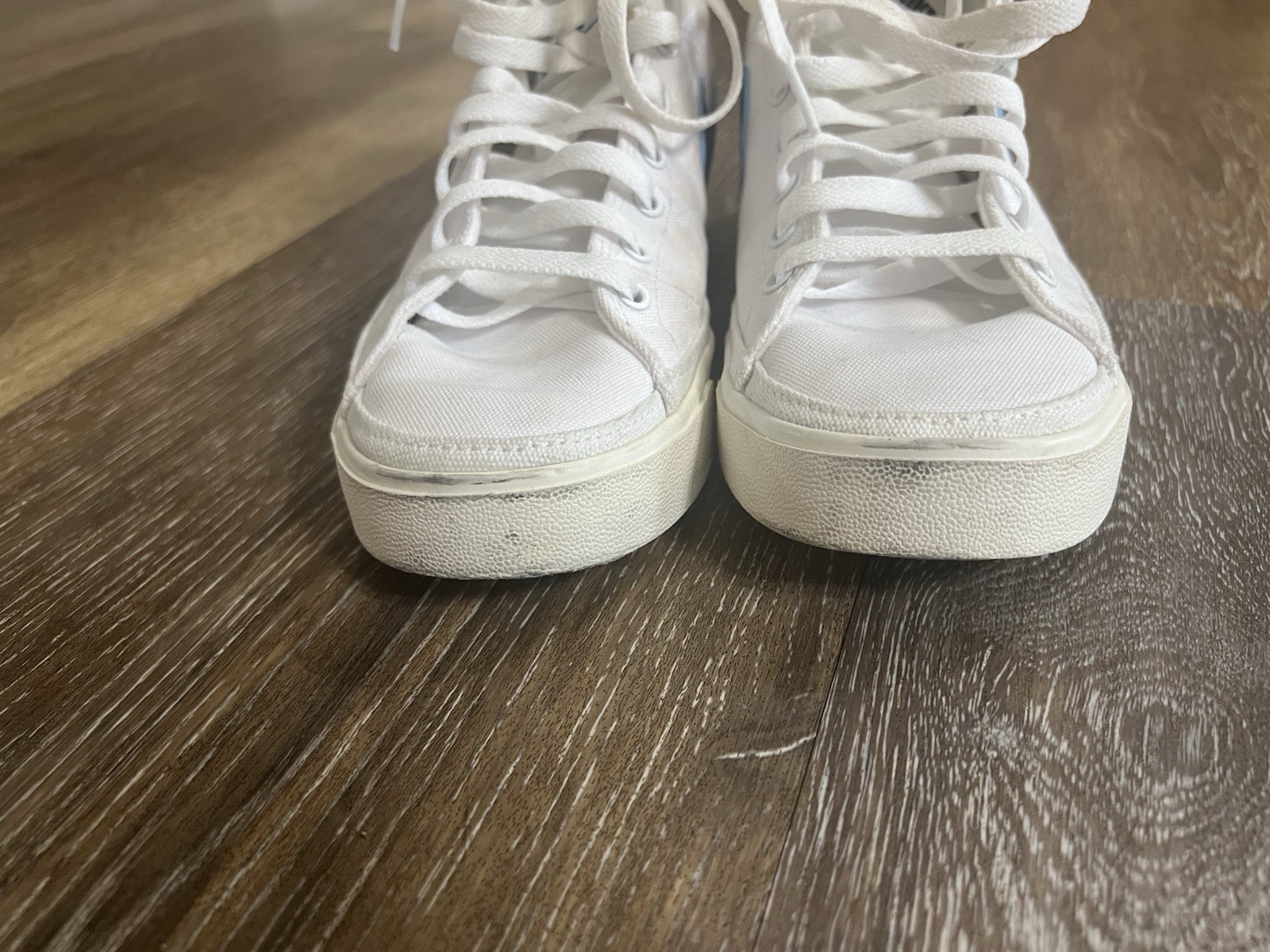 Nike White/Blue Mid Top Lace-Up Athletic Sneakers Solid Casual/Activewear