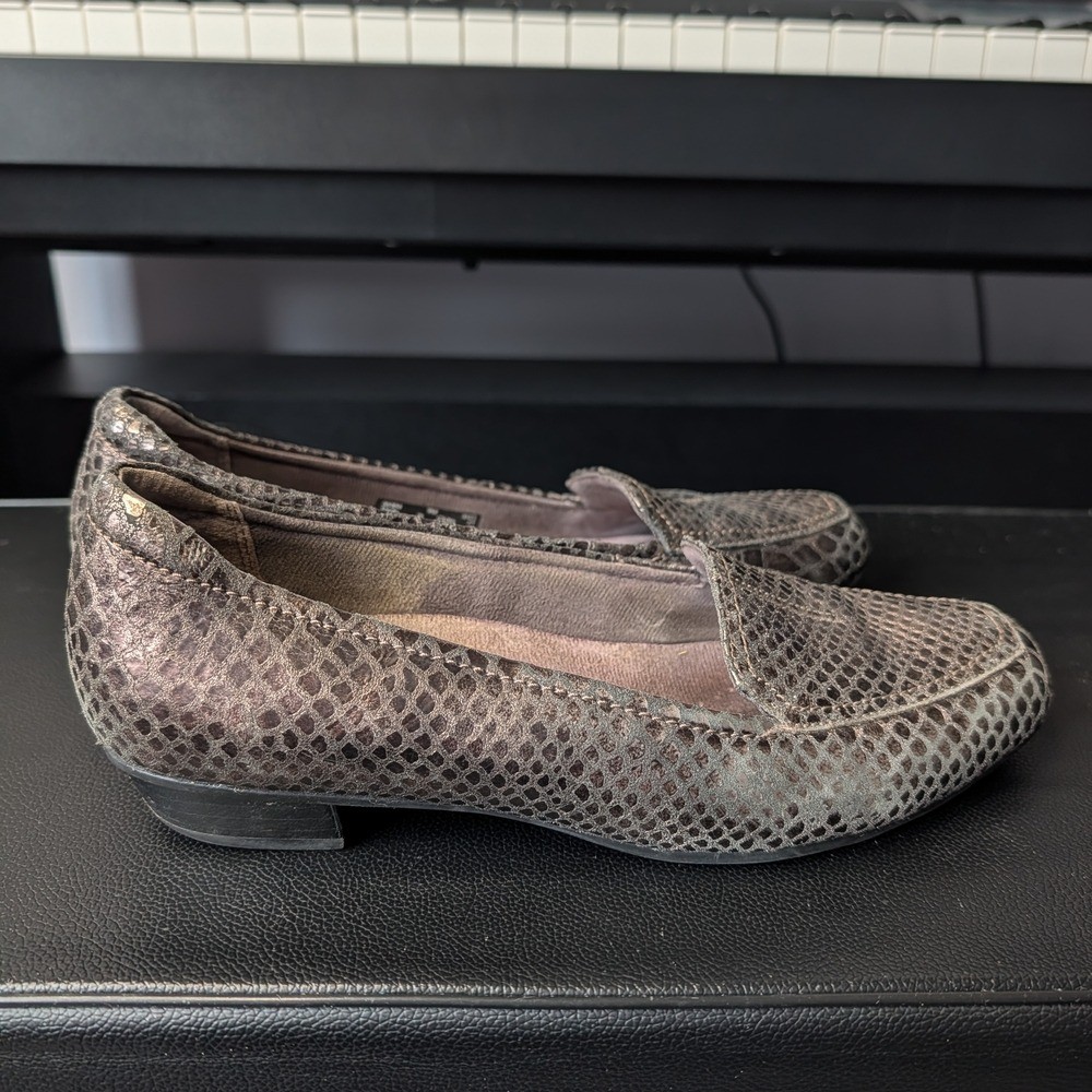 Clarks Women’s Size 9 M Leather Loafers Low Heel Comfort Shoes Snake Embossed