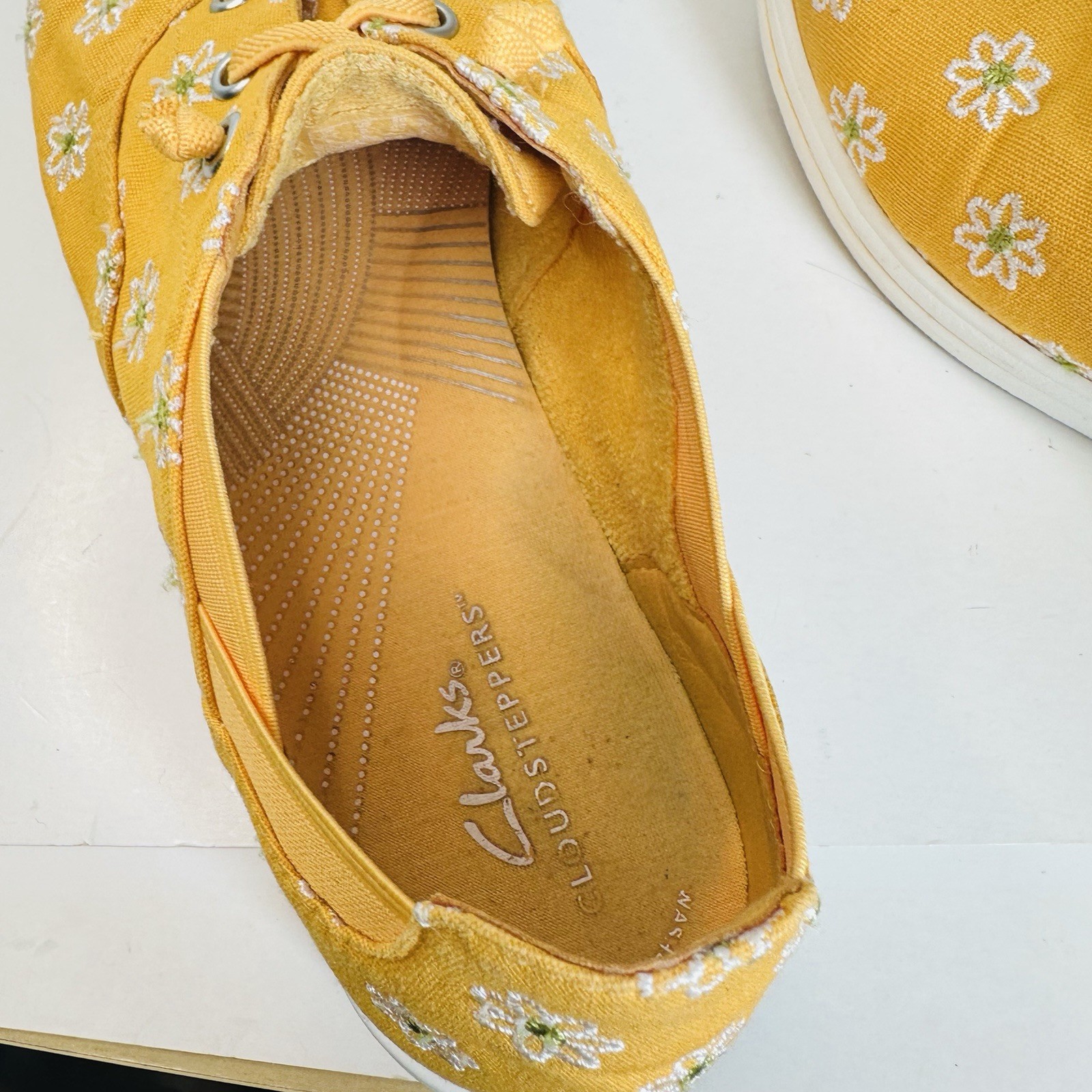 Clark’s Cloud Steppers Yellow Flower Sneakers Size 9