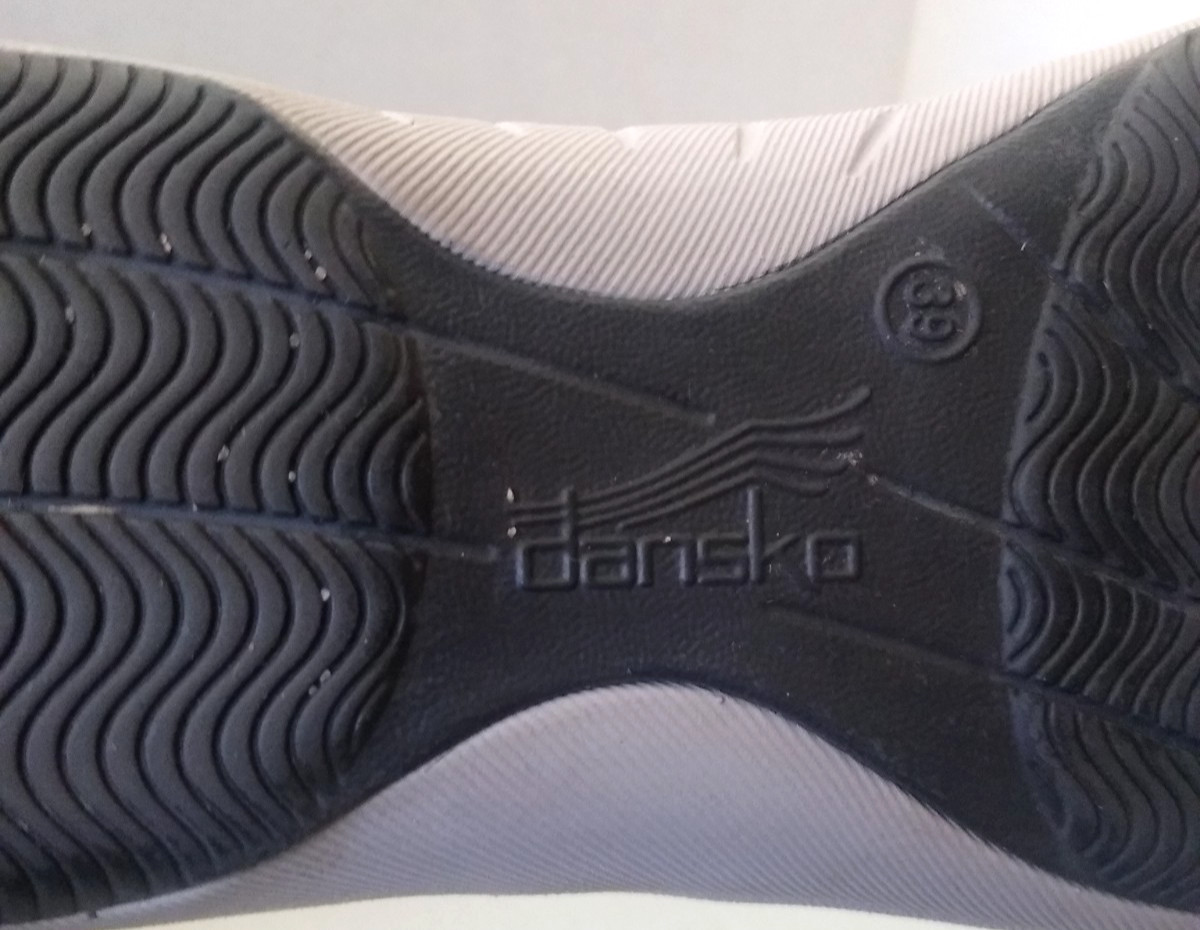 Dansko Henriette Tennis Shoes Women’s Size 8 Grey Suede Sneakers Quick Lace