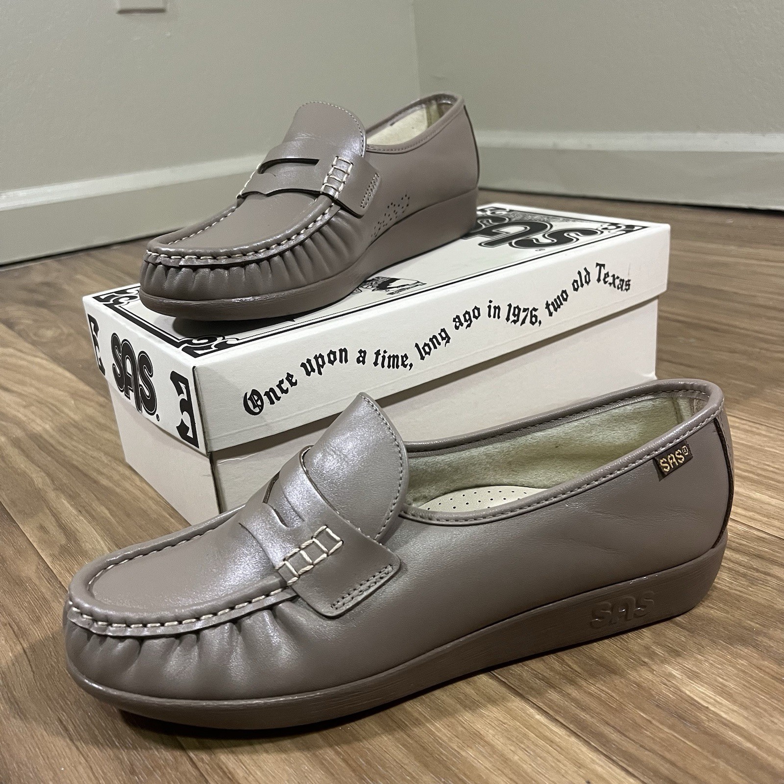SAS Classic Moccasin Shoes Womens Size 9 M Mocha Leather Slip On Comfort Loafers