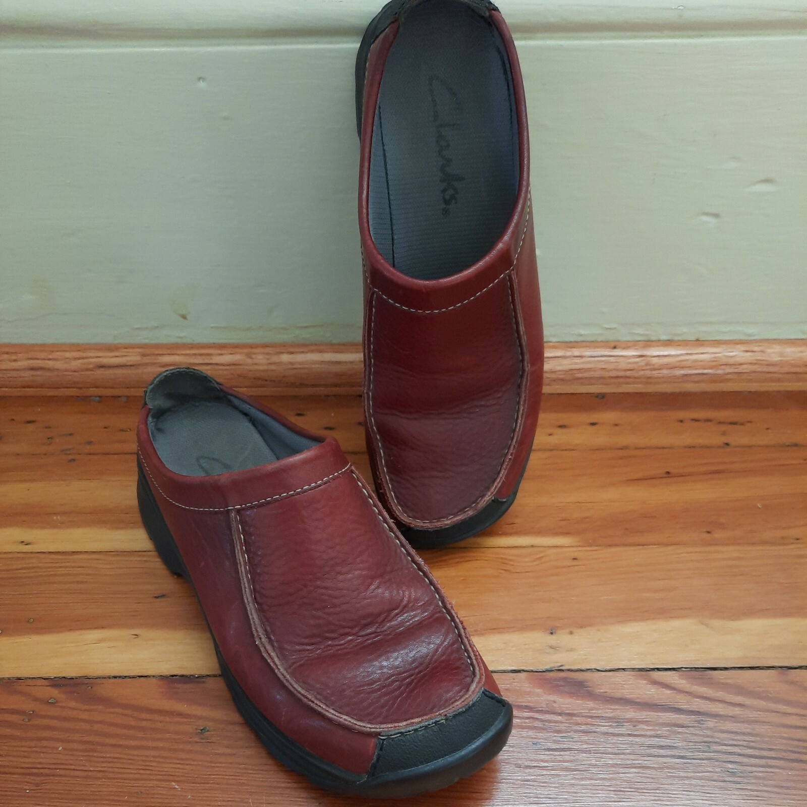 CLARK’S WOMEN’S Sz 7M LEATHER SLIP-ON RUBBER SOLE VENUS 38218. 9-j