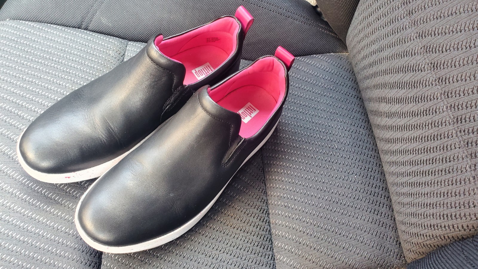 FITFLOP BLACK & PINK RALLY LEATHER COLOR SPECKLE SOLE SLIP ON SNEAKERS 7.5 EUC