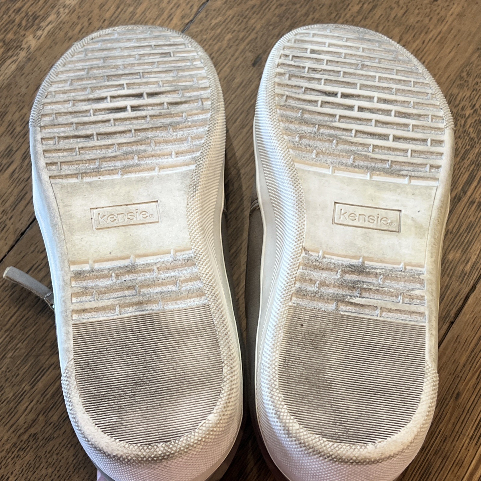 Kensie Soren Taupe / Beige Faux Suede Women’s 7 Slide Side Zipper Comfort EUC