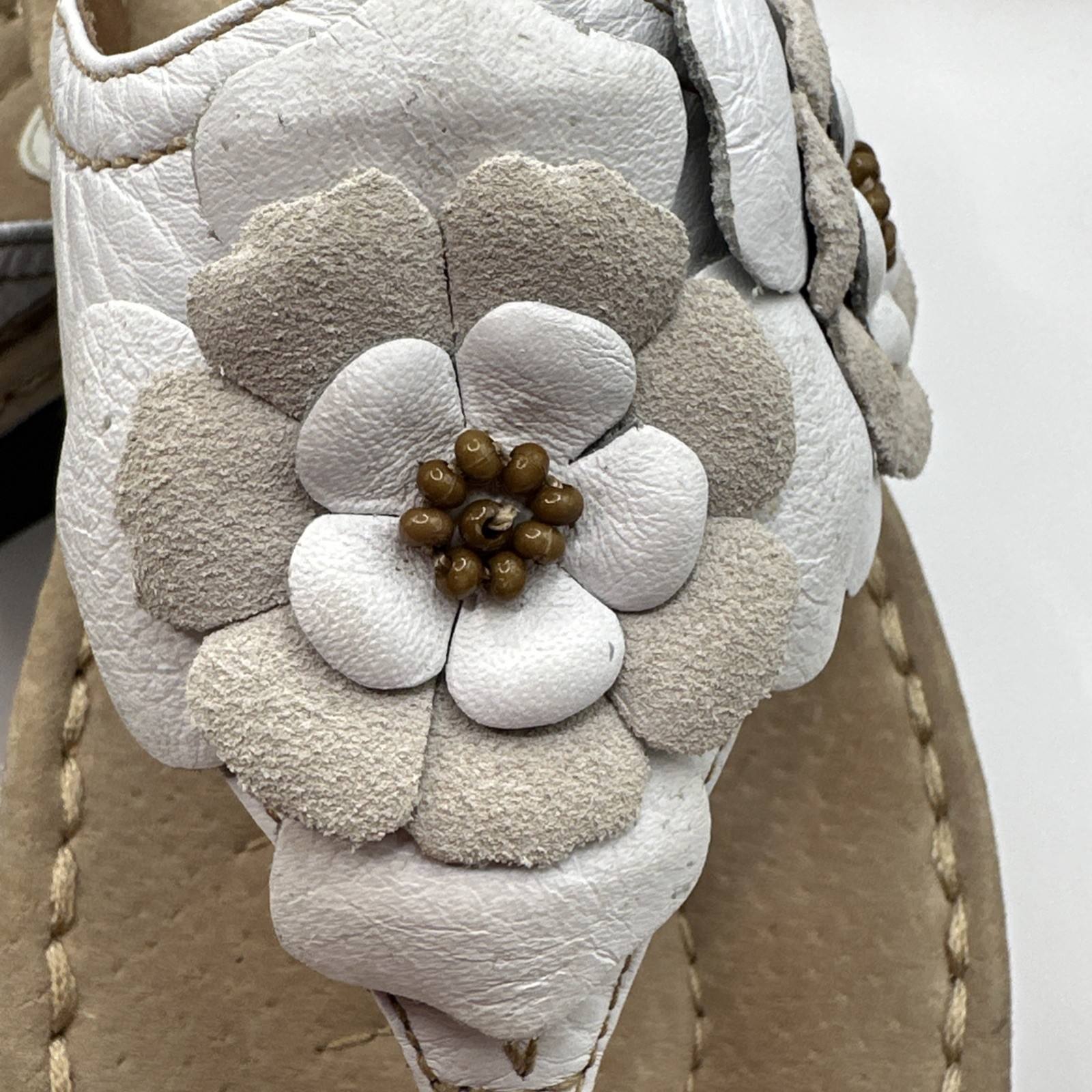 Clarks Artisan Women’s Comfort Leather Shoes Size 7M White Beige Flowers Slip On