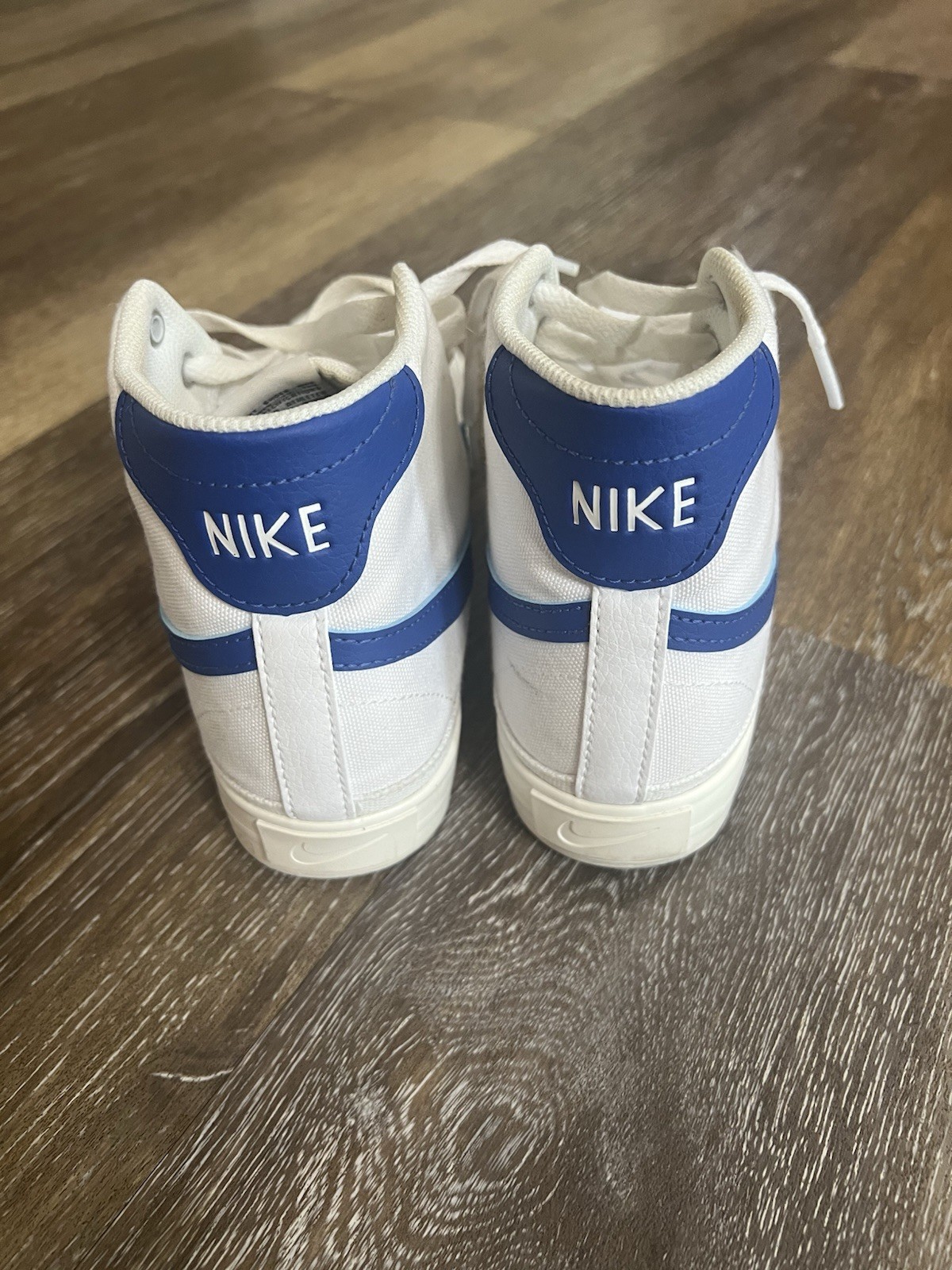 Nike White/Blue Mid Top Lace-Up Athletic Sneakers Solid Casual/Activewear