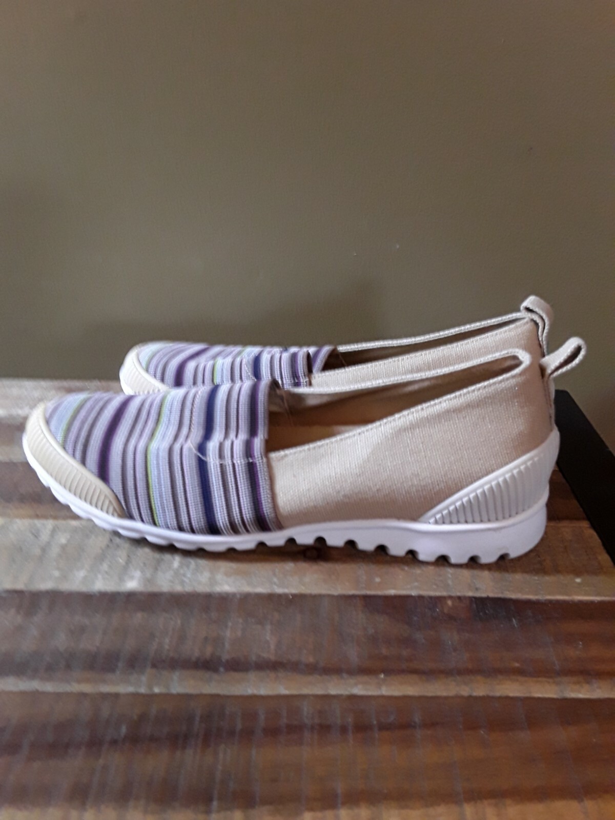 Cougar Sparkle Women’s Slip On Shoe sz 8M tan w/ multicolor Striped GUC 🙂