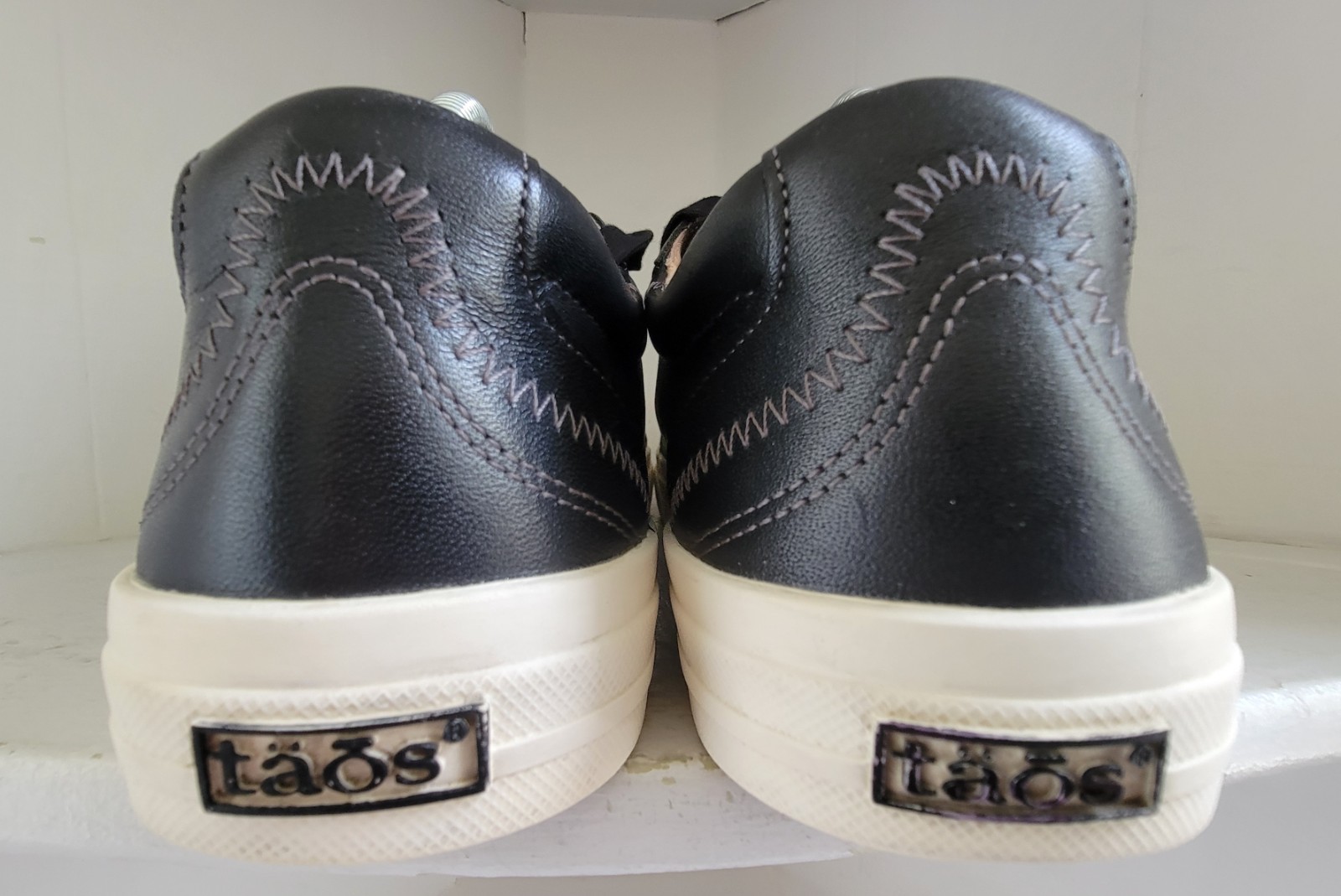 Taos Onward Black Leather Sneakers Size 11 Comfort Arch Support Insole Tie Shoes