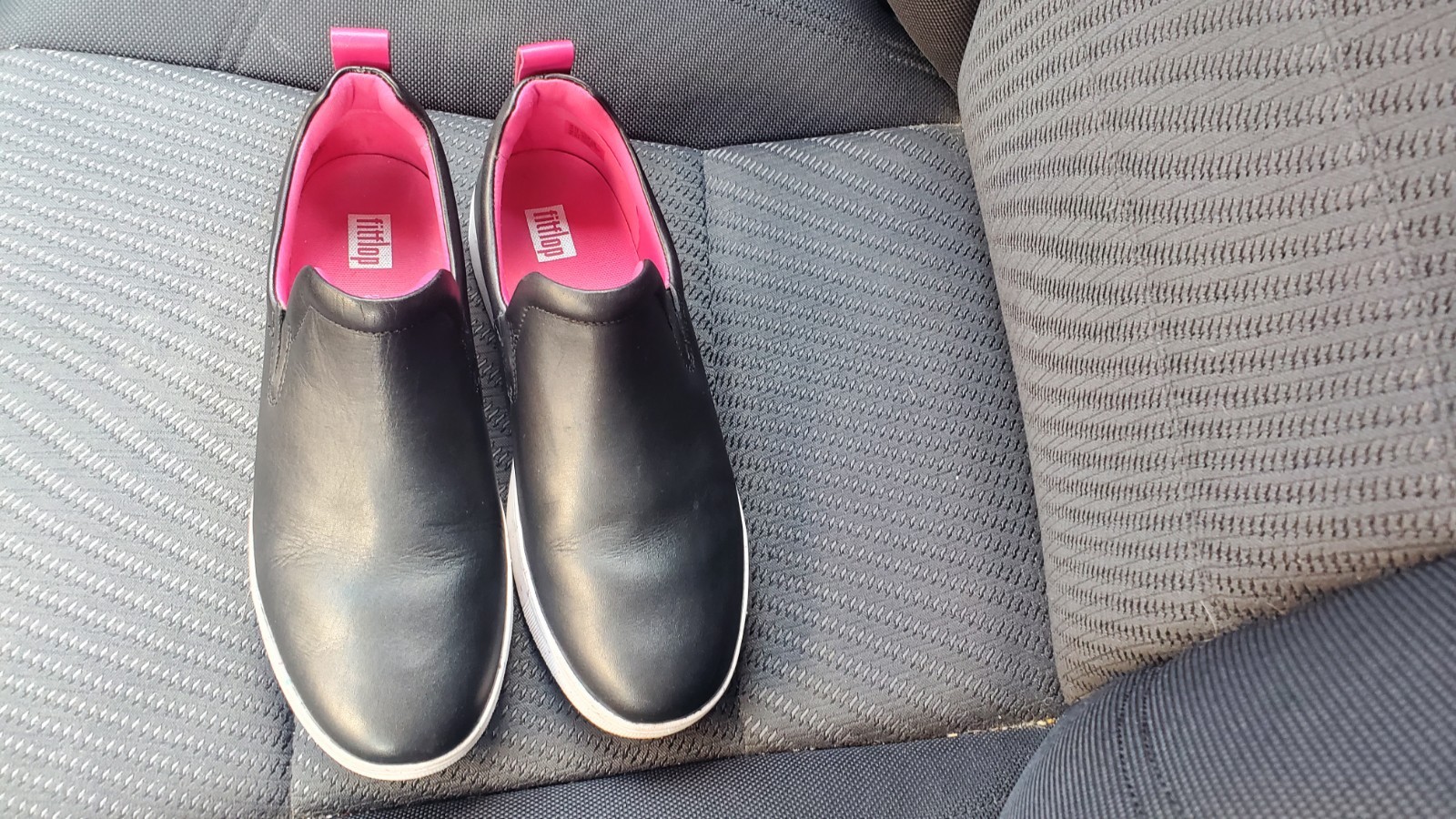 FITFLOP BLACK & PINK RALLY LEATHER COLOR SPECKLE SOLE SLIP ON SNEAKERS 7.5 EUC