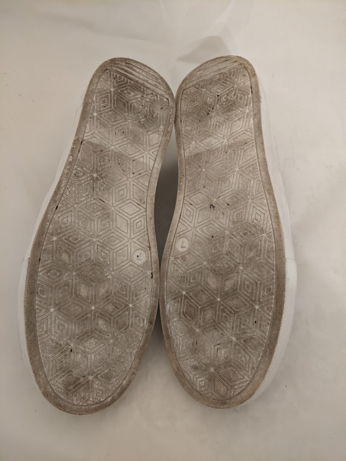 Serra Memory Foam Sz 7 White BlackTan Geometric Pattern Shimmer Slip On Shoes