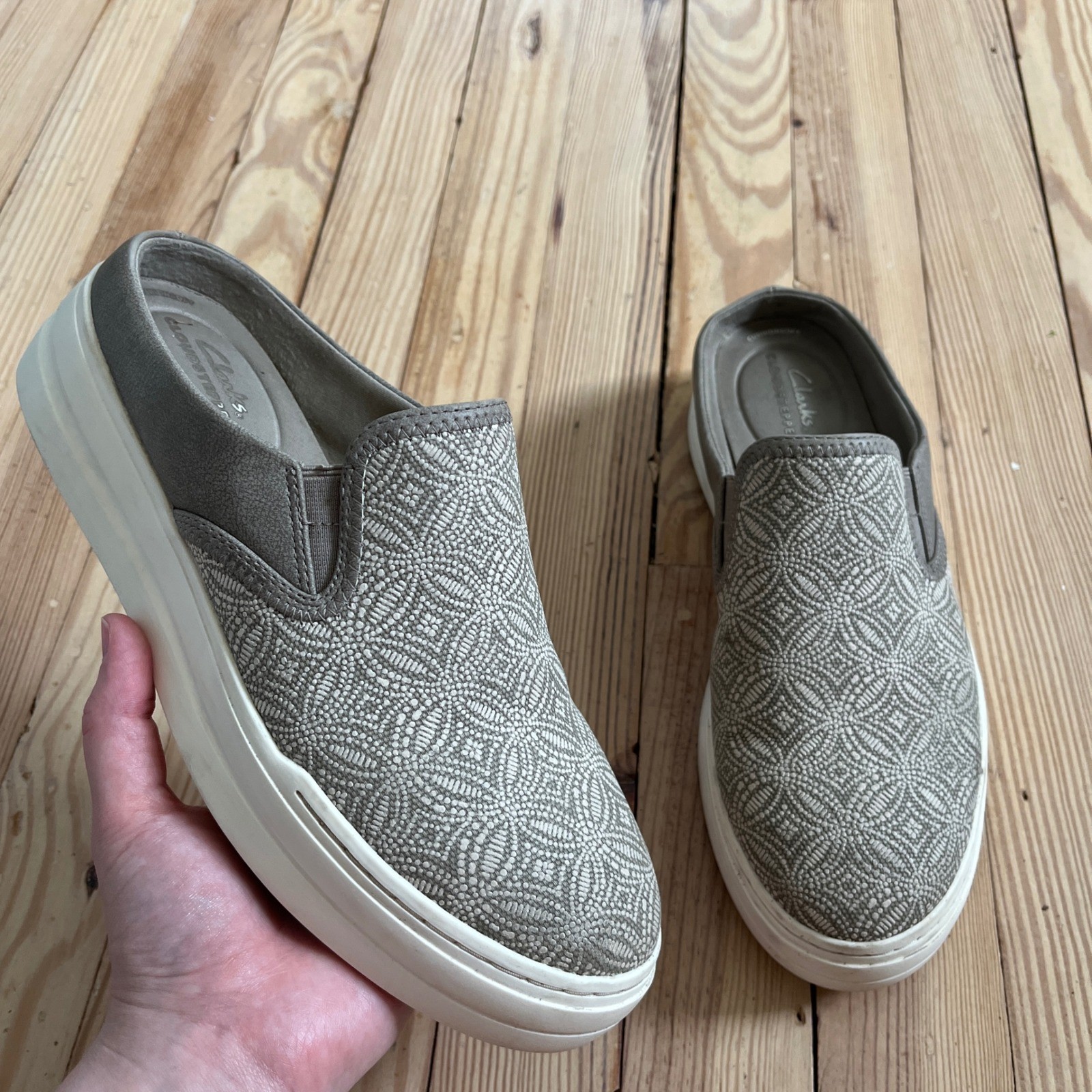 Clarks Cloudsteppers Mira Tide Taupe Geometric Slip On Mules Sneakers Womens 9