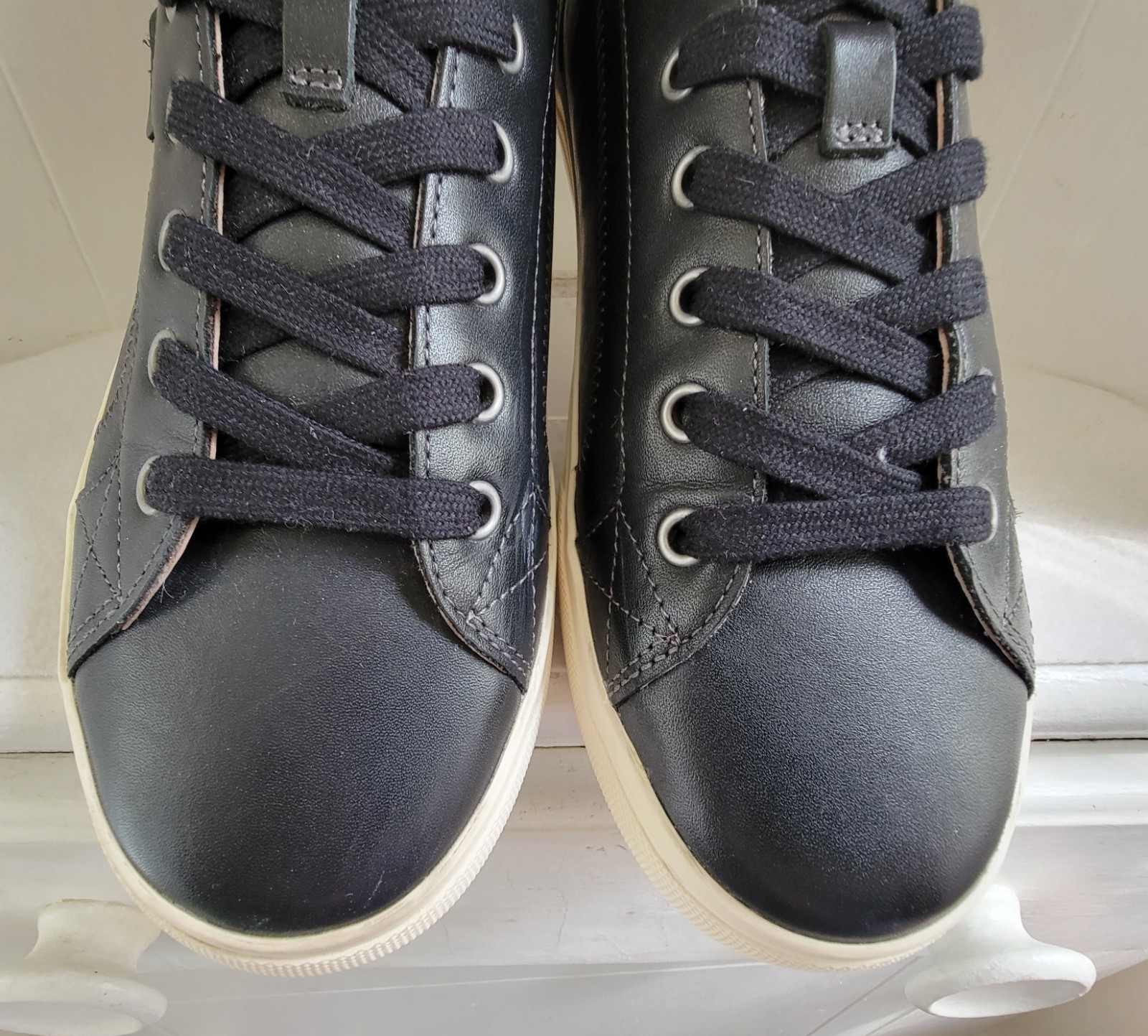 Taos Onward Black Leather Sneakers Size 11 Comfort Arch Support Insole Tie Shoes