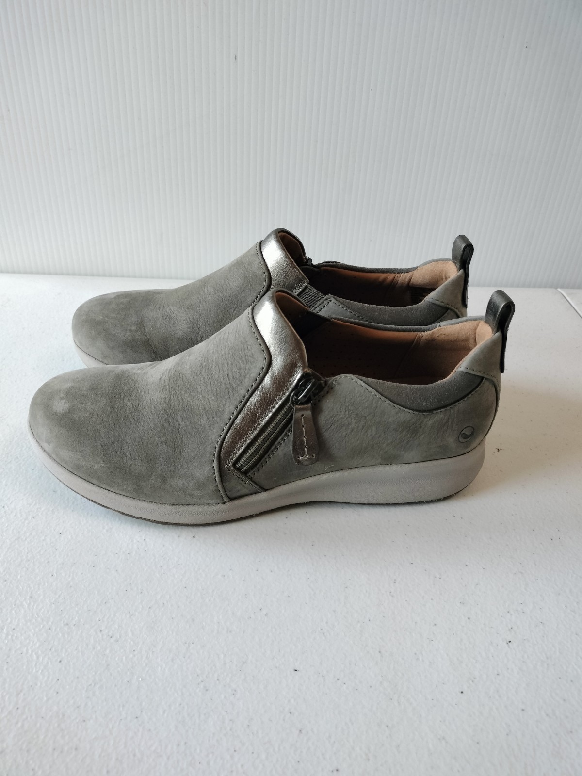 Clarks Unstructured Un Adorn Side Zip Slip On 7.5 Shoes Gray Pewter Travel