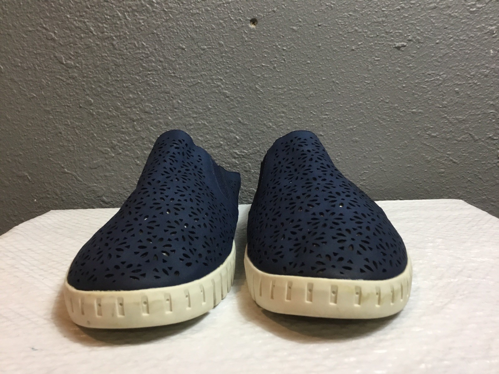 JSport Jambu Slip On Loafers Flats Women Size 10 M Floral Laser Cut Navy Comfort