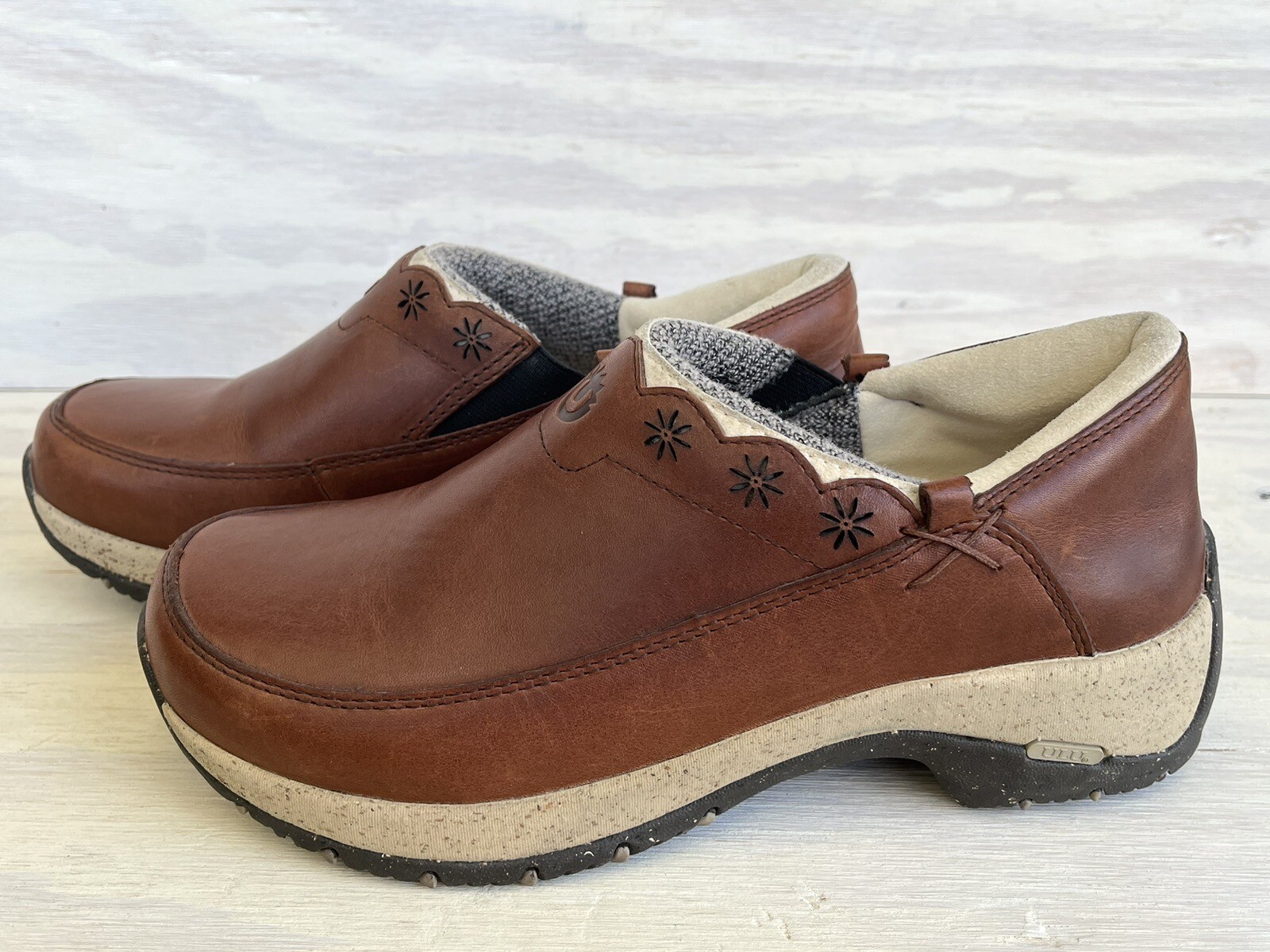 Ulu Brown Leather Slip Resistant Comfort Mules/Loafers Shearling Footbed Size 7