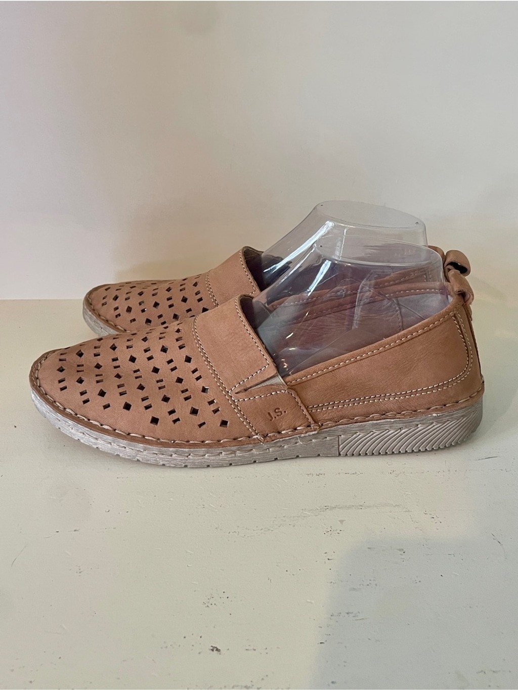 Josef Seibel Sofie Loafer 40 Creme Perforated Leather Slip On Laser Cut