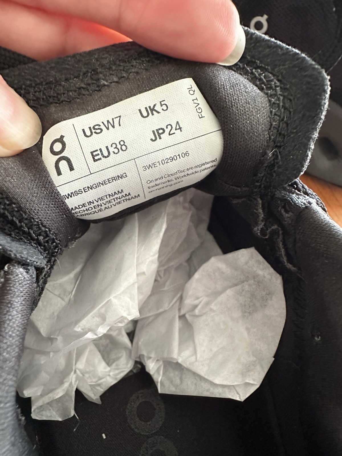 ON CLOUD WOMEN’S CLOUDSURFER TRAIL WATERPROOF ATHLETIC SNEAKERS SIZE 7 BLACK