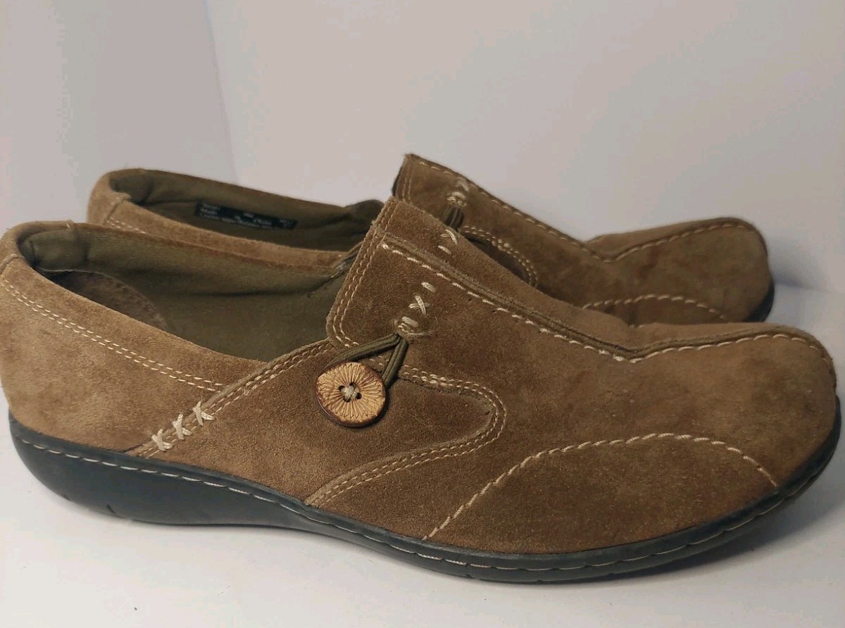 Clarks Shoes Women 9M Bendables Olive Green Suede Flats Slip On Loafers Button*