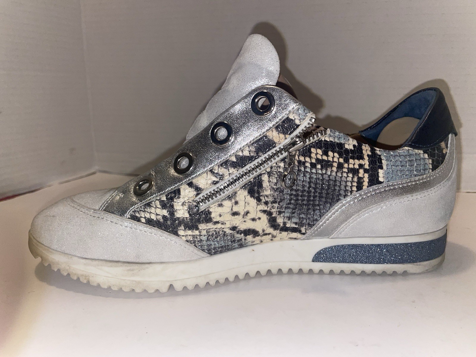 Softwaves Women’s Python Print Sneaker Sz 8 Platform Arch Support No Laces, Zip