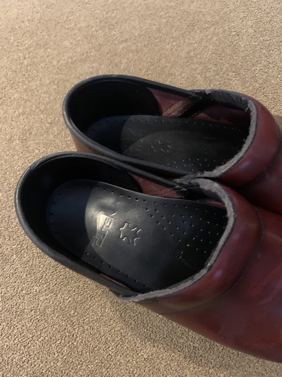 Women’s Size 39 (8.5-9) M Dansko Cherry Mahogany Red Professional Clogs (TD)