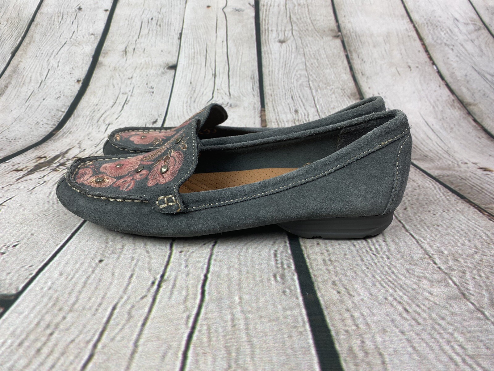 Baretraps Size 7M Otella Embroidered Suede Gray Comfort Loafers EUC