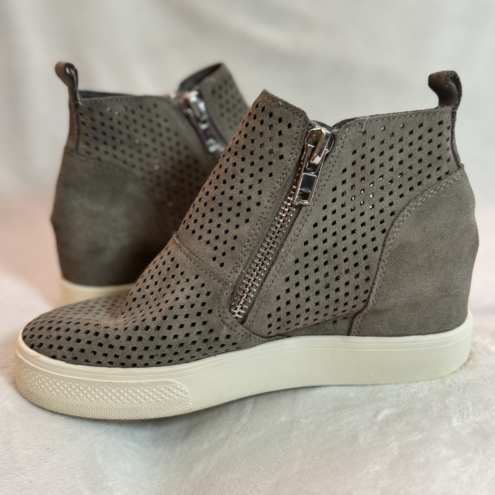 Steve Madden Shoes Womens Size 7M Tan Suede Laser Cut Wedgie Wedge Zip Sneakers