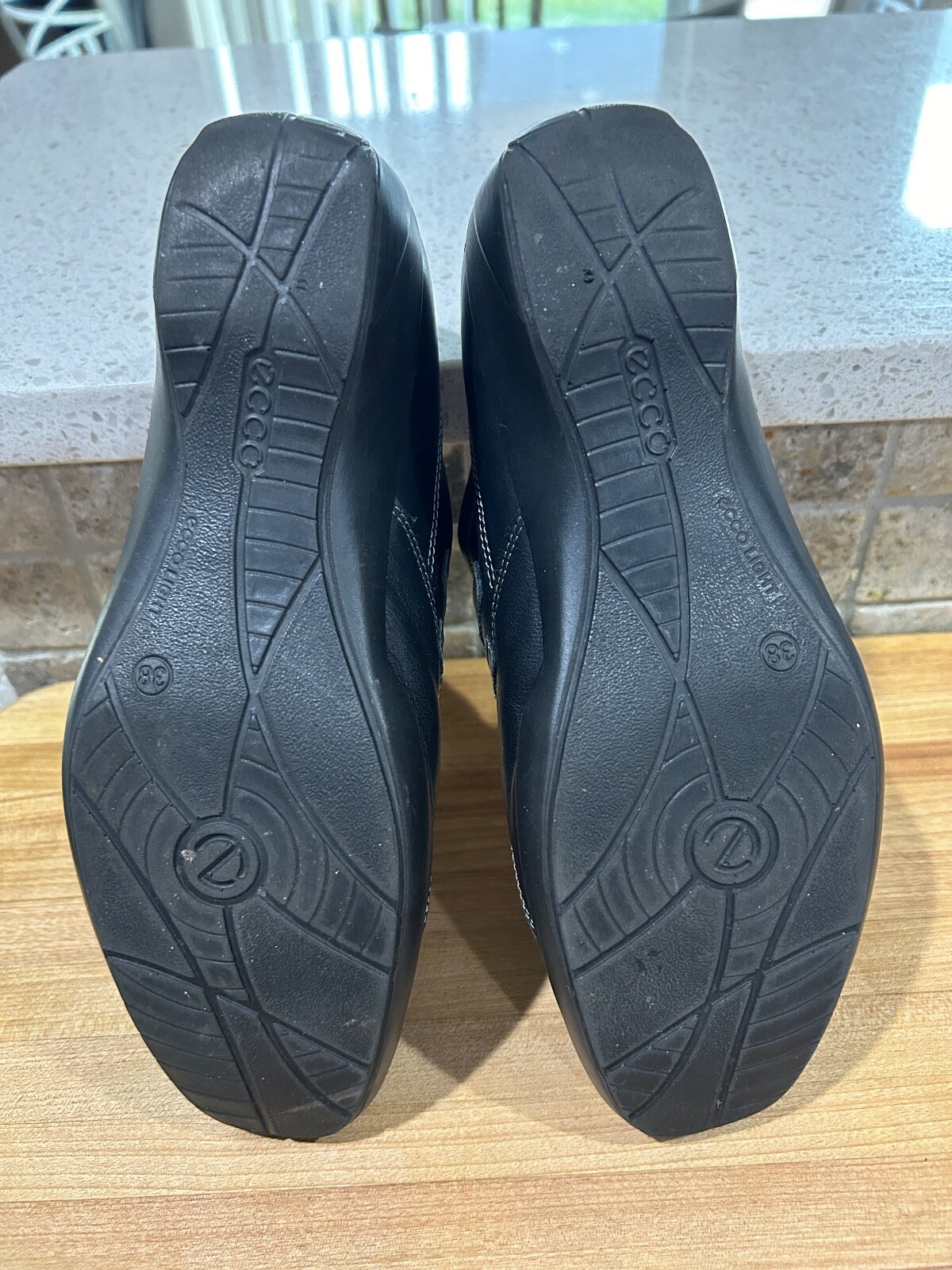 Ecco Black Women’s Size 38 US 7 Leather Upper Shoes Hook & Loop Straps