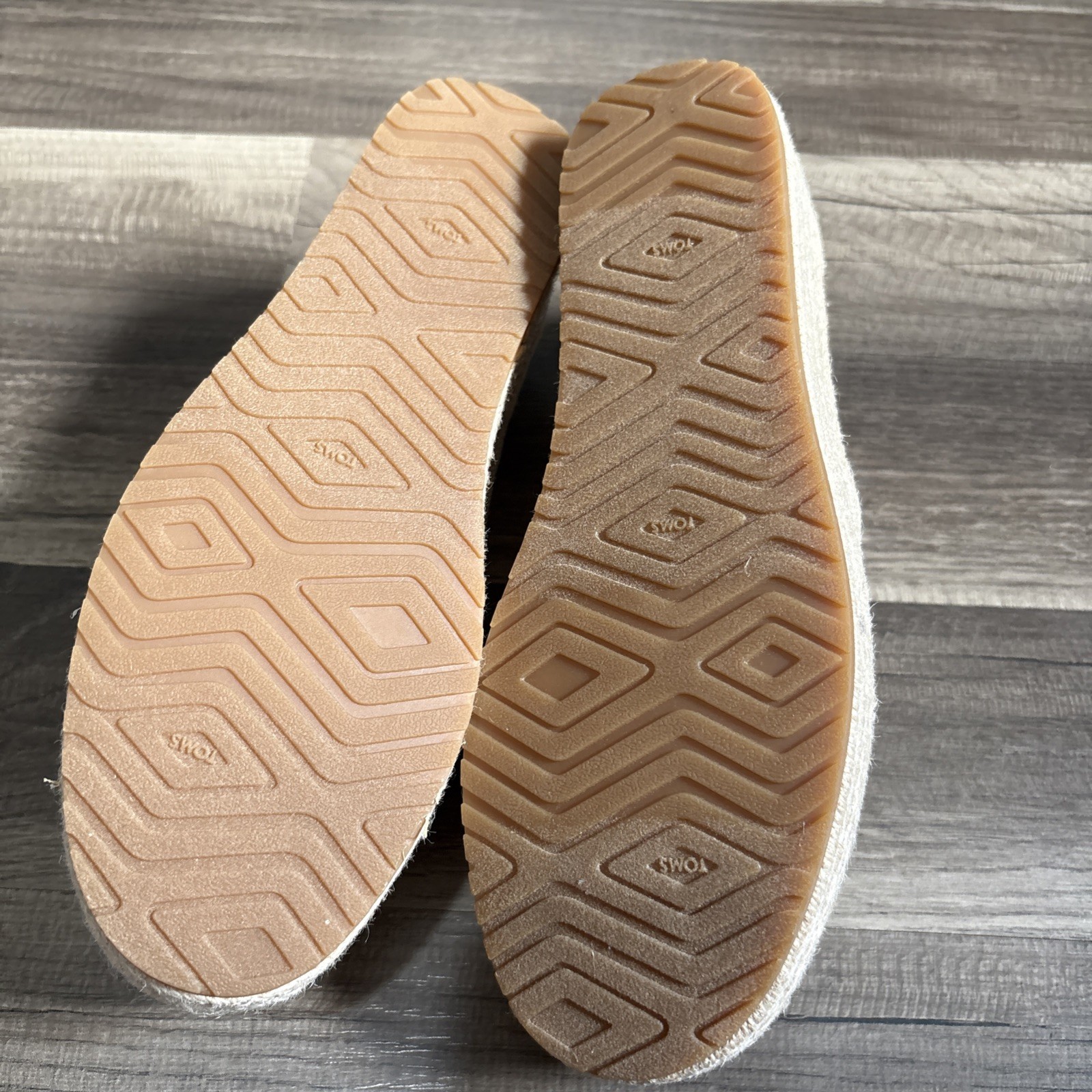 TOMS Bee Embroidered Espadrille Slip-On Flats Beige Linen Women’s Size 6