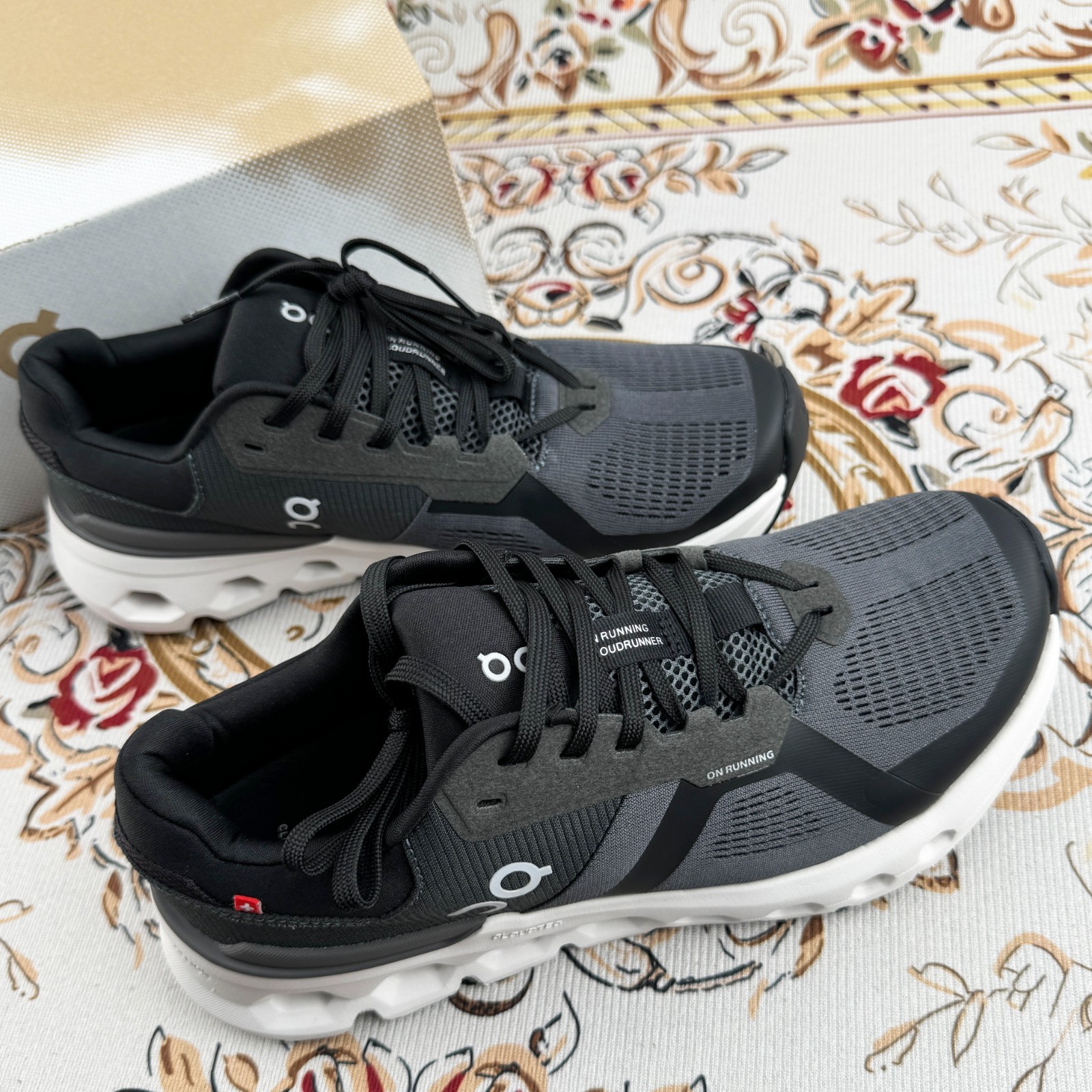 NEW On Cloudrunner 2 Eclipse|Black woman’s Sneakers/CloudTec® cushioning US6-9.5