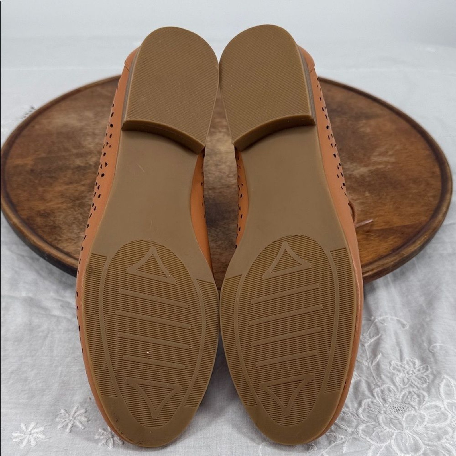 White Mountain Shoes Wm 7.5 M Tan Perforated Leather Lace Up Oxford Laser Cut