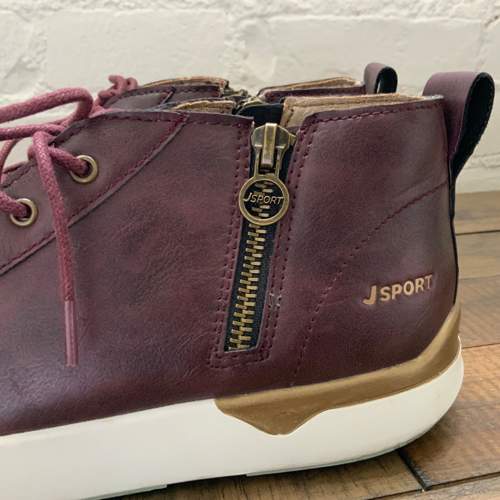 JSport Womens Cranford Shoes Side Zip Sz 8.5 Burgundy Vegan Leather Sneakers